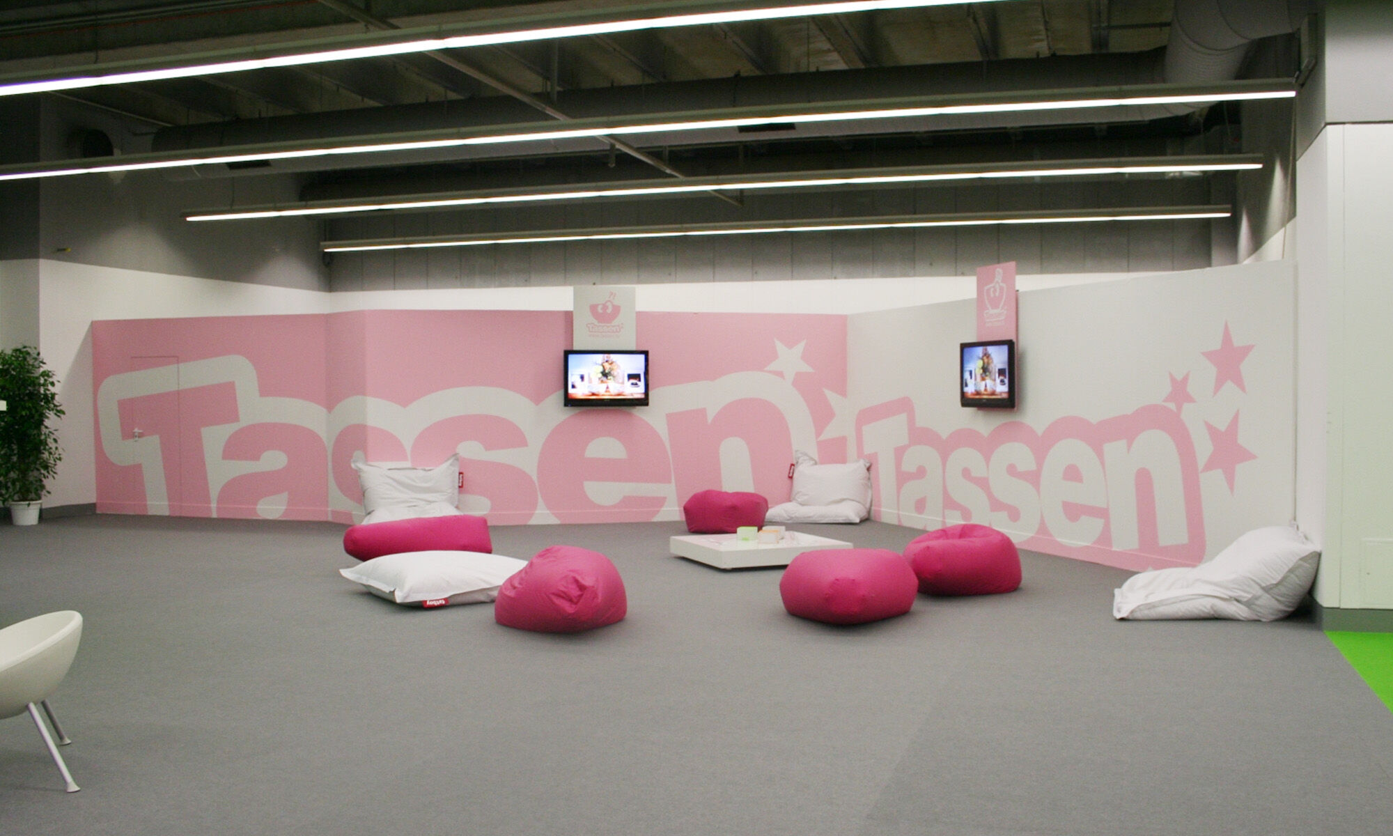  Ein richtig großer Stand. Cool! Das machen wir. Zum Deal gehörte, dass wir die Fläche professionell bespielen, also Mobiliar, Entertainment, Kundenbetreuung, Werbematerial usw. Auch wenn uns die pure Standgröße neben Planung und Investition für die Ausstattung auch noch eine harte Nachtschicht beim Aufbau abverlangt hat, gab es da noch was, das uns viel härter treffen sollte. Die beschissene Lage! Die war so schlecht, dass wir zwar einen tollen Stand hatten, aber keine Besucher in dieser Halle. Wieder was gelernt. Oder das Thema Messe-Nachbereitung. Jeder Retail-Profi weiß das. Macht nicht so viel Spaß, wie auf der Messe rumstehen und quatschen, ist aber wichtig. Haben wir dann auch kapiert! 