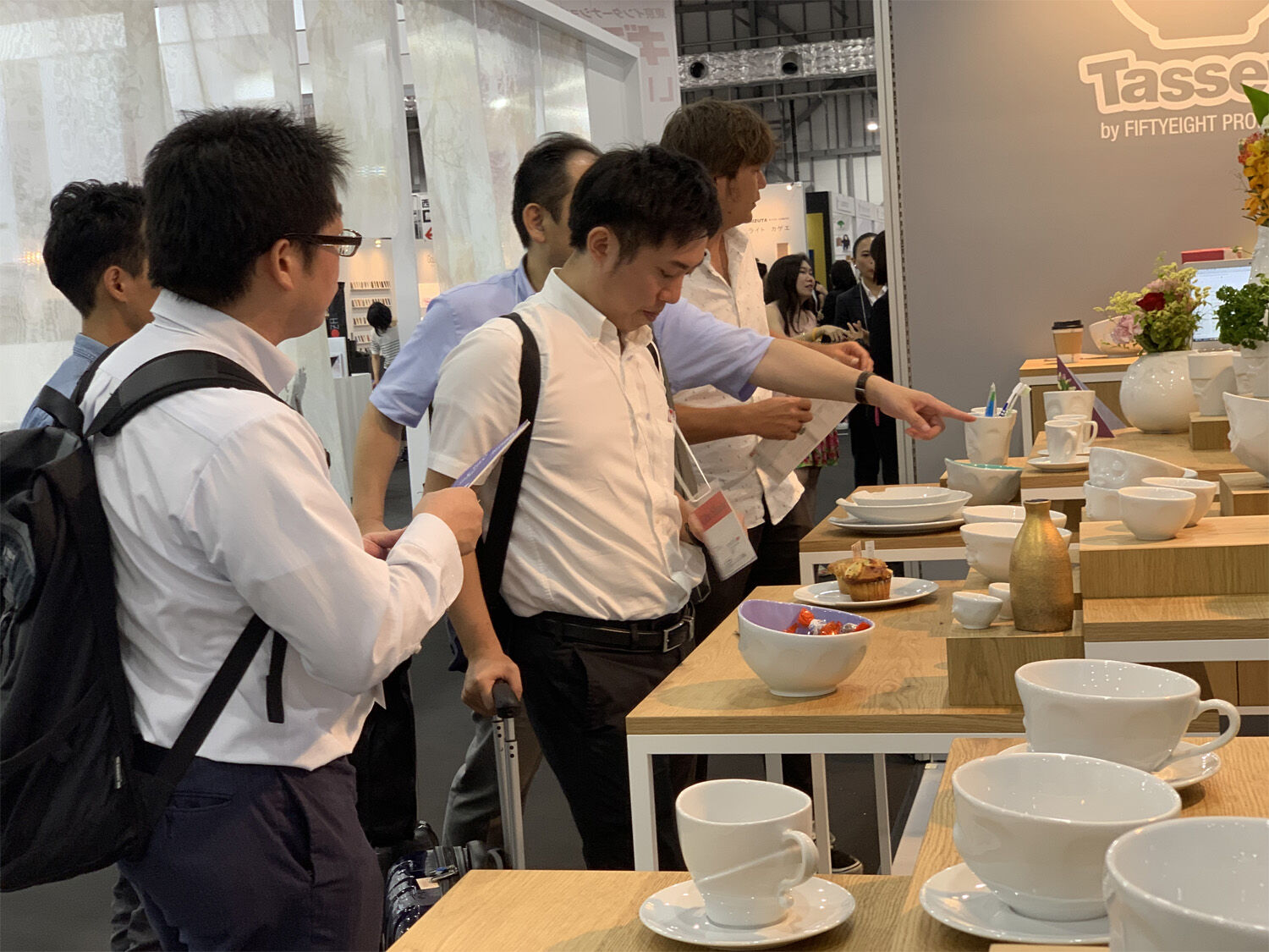  Heute sind wir mit unseren Messeständen international unterwegs und mit unseren Produkten in 60 Ländern vertreten. Unsere Präsenz am Standort Frankfurt am Main mit der weltgrößten Konsumgütermesse "Ambiente" hat uns dabei sehr geholfen. Ladenbesitzer kommen Jahr für Jahr von überall her und suchen neue Produkte für ihr Geschäfte. So konnten wir im Laufe der Jahre viele internationale Kontakte knüpfen mit Menschen, die unser Potential erkannt haben. Auch einige unserer langjährigen Vertriebspartner haben wir so kennengelernt. 