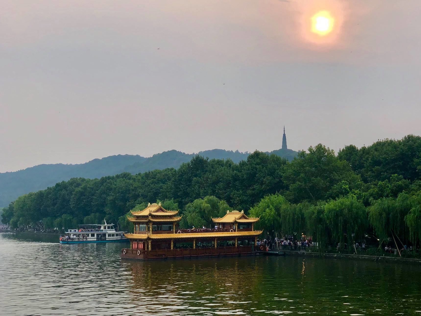 So haben sie noch vor dem Messestart einen berühmten Tempel besucht und am vorletzten Tag den sagenumwobene Westsee in Hangzhou – die ultraschnelle Bahn hat für die 200 Kilometer Entfernung gerade mal 50 Minuten gebraucht.