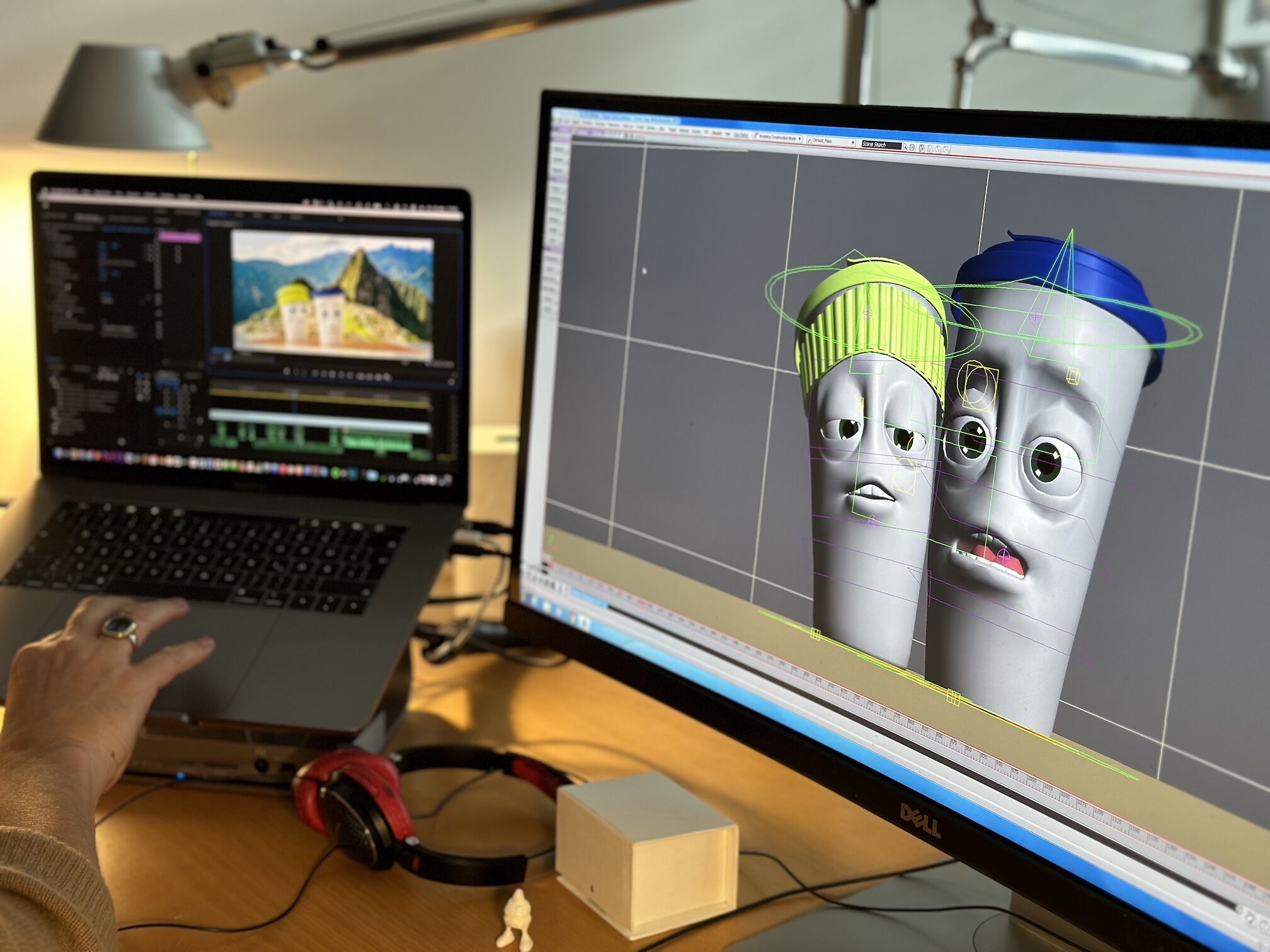  Und damit sich die Besitzer nicht die Finger verbrennen, haben wir sie noch mit einer coolen Manschette ausgestattet, passend zum Deckel in 4 Farben – übrigens aus recyclebarem TPE hergestellt 