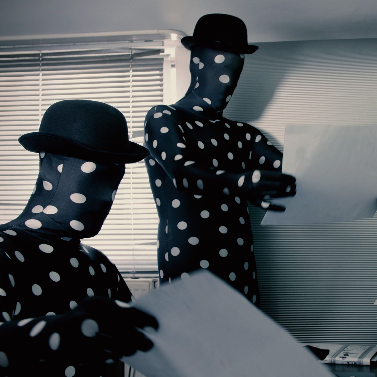  So in etwa kann man sich die Geburtsstunde von CEELINGS vorstellen. Als Max Zimmermann am nächsten Tag seinen Partnern davon erzählt, springt der Funke sofort über. Wir sind elektrisiert. Die Decke könnte unsere neue Spielwiese sein. Zeit die Welt wieder mal auf den Kopf zu stellen, Perspektiven zu wechseln und Neues zu denken. Was folgt, sind 3 aufregende Jahre Entwicklungsarbeit und Fragen ohne Ende: Design, Werkstoff, Anbringung, Produktion, Marketing... Mit „Ups and Downs“, großen Emotionen und steiler Lernkurve. 