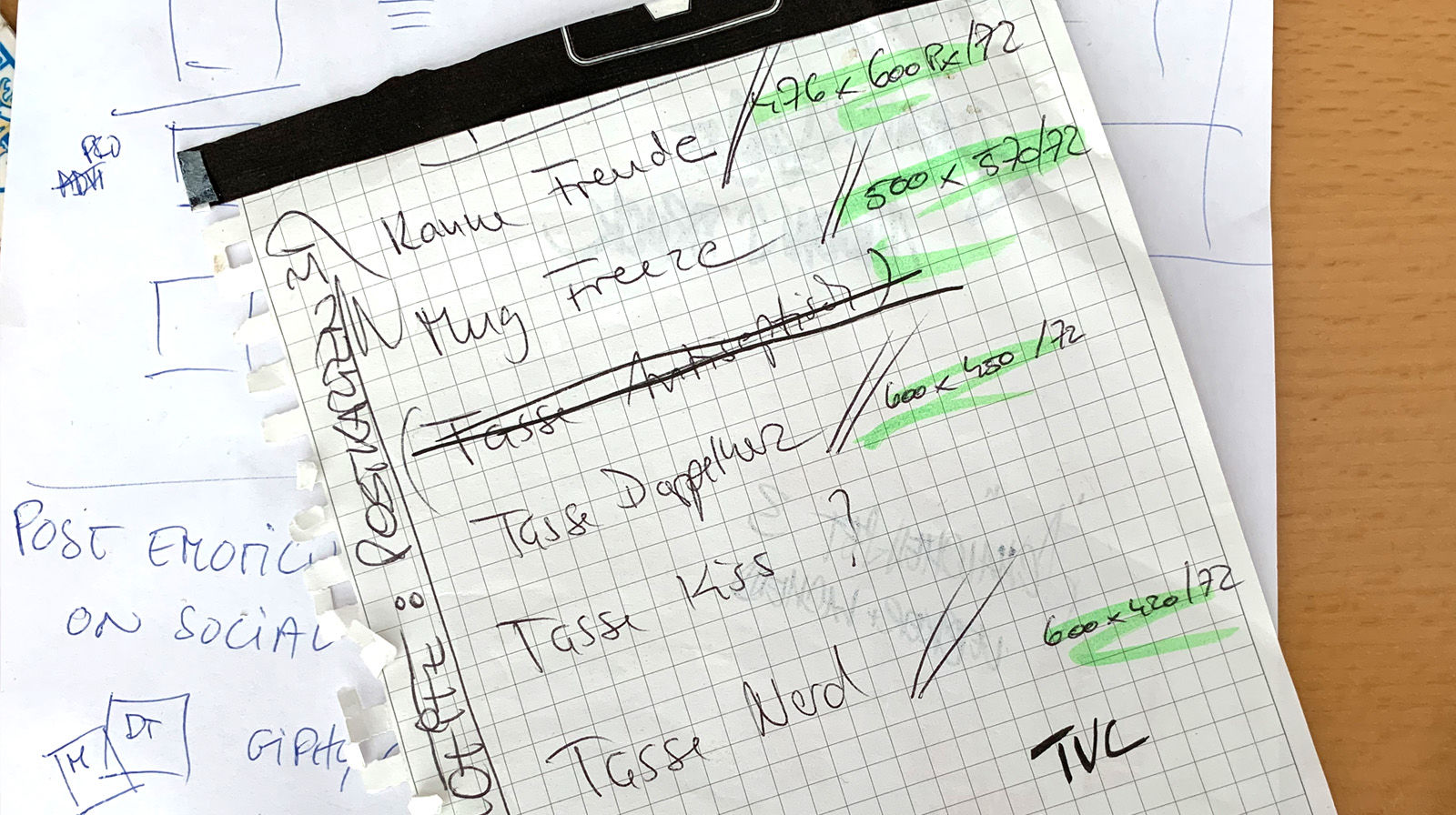  Von der Idee, den ersten Skizzen, über das Making-off, bis zur Verwendung in unserer Community war es dann doch ein etwas längerer Weg und jede Menge Arbeit. Ok, wer unsere TASSEN-Filme kennt, weiß, dass wir unsere Produkte schon vor vielen Jahren zum Leben erweckt haben. Manch einer denkt jetzt vielleicht, dass damit eigentlich schon die Hauptarbeit getan ist. 