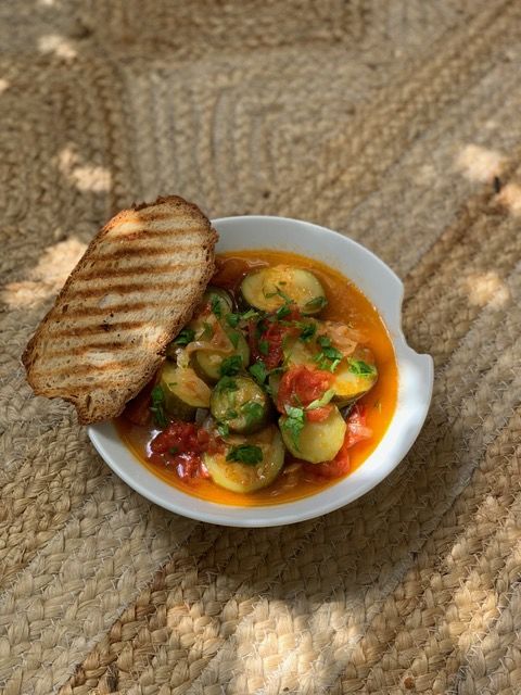  Als Vorspeise für 4 Portionen oder als leichte Hauptspeise für zwei Portionen Zucchini besitzen eine leicht abkühlende Wirkung auf unseren Körper und stärken vor allem Milz und Magen. Im Rezept präsentiere ich die Zucchini in einem super einfachen Gericht als geschmorte Variante, kuschelnd mit ihrer BF Tomate und einer Handvoll weiterer Freunde im Topf. Zusammen wandeln sie sich zu einer aromatischen, seelenbeglückenden Clique - vorausgesetzt sie hängen lange genug zusammen ab: Zeit gemeinsam zu verbringen und dadurch mehr Geschmack zu bekommen ist hier die Devise. 