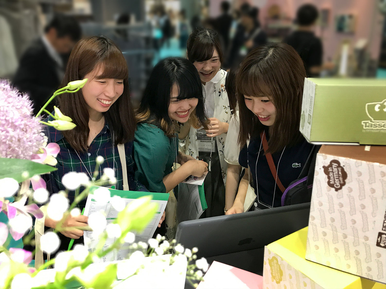  Zugegeben: Organisiert von der Frankfurter Messe war die Verbundenheit zur hessischen Talentschmiede groß. Wir waren zwar nur einer von 787 Ausstellern. Aber sicher waren wir derjenige, der die meisten „Kawaii“-Ausrufe bekommen hat - von den Männern eher im sonoren Ton der respektvollen Anerkennung, von den Japanerinnen im grellen Sound mit langgezogenem „i“. 