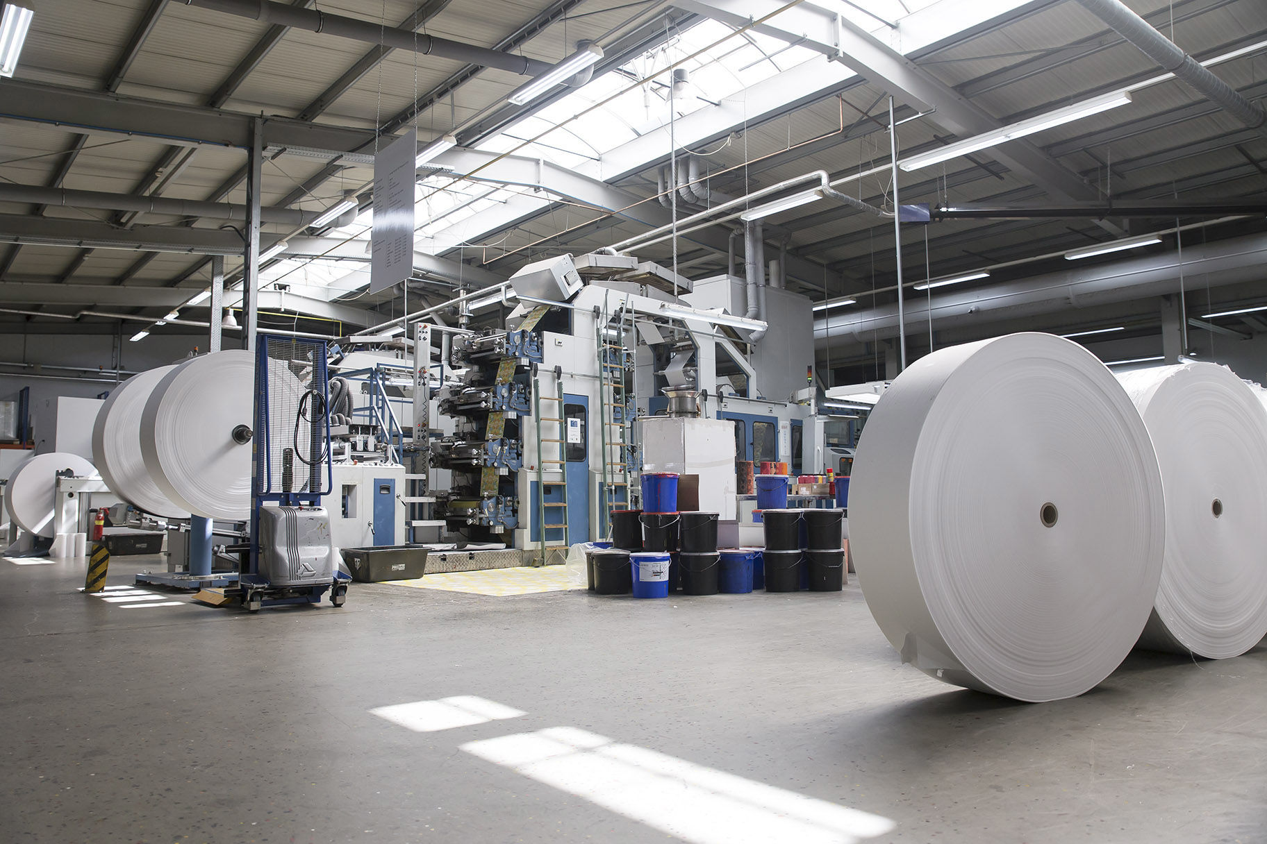 Überall hat es laut gescheppert - und dann kamen die ersten bedruckten Bögen raus. Da war ich schon etwas stolz, quasi Geburtshelfer unseres neues TASSEN-Produkts gewesen zu sein.“ Das Ergebnis kann sich sehen lassen. Selbst aus den Gesichtsgulasch-Servietten ist ein wahrer Augenschmeichler geworden. Und dem empfindlichen Mündchen schmeicheln die Materialien ebenfalls: Sauerstoffgebleichter Zellstoff und Farben auf Wasserbasis machen das Mund abwischen zu einem haptischen Erlebnis. Für die Ökologiebewussten unter uns wichtig zu wissen: das Papier ist aus verantwortungsvollen Quellen. Da lässt sich die Party-Serviette zur Not auch gleich selbst als kalorienarmer Nachtisch verspeisen. Wer die klassische Verwendungsart bevorzugt: Weg mit den Kuchenkrümeln - her mit den TASSEN-Servietten!