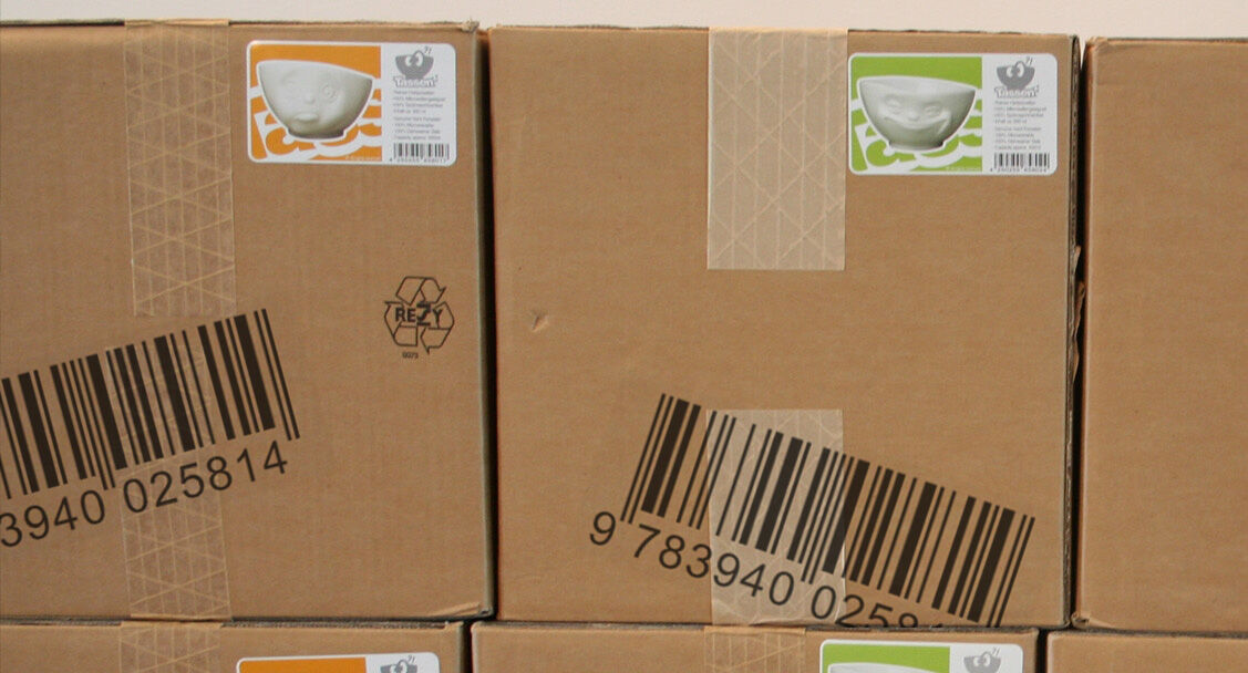  Einfach war's nicht. Der Start war holprig. Wenn das eine Problem gelöst war, wartete schon das nächste. Learning by doing war das Prinzip sowie die "trial and error" Methode. Aber Moment mal!? FIFTYEIGHT ANIMATION gab es doch bereits seit fast 10 Jahren. Richtig, aber eine Dienstleistungs-Tech-Company hat ihre ganz eigenen Prozesse und Tools, die sich nicht auf ein produzierendes Unternehmen übertragen lassen. Wir dagegen sind jetzt auf einem anderen Pfad unterwegs. In der Welt der "European Article Numbers" – EAN, der Strichcode, ohne den hier gar nichts geht, wie wir schnell verstanden haben. 