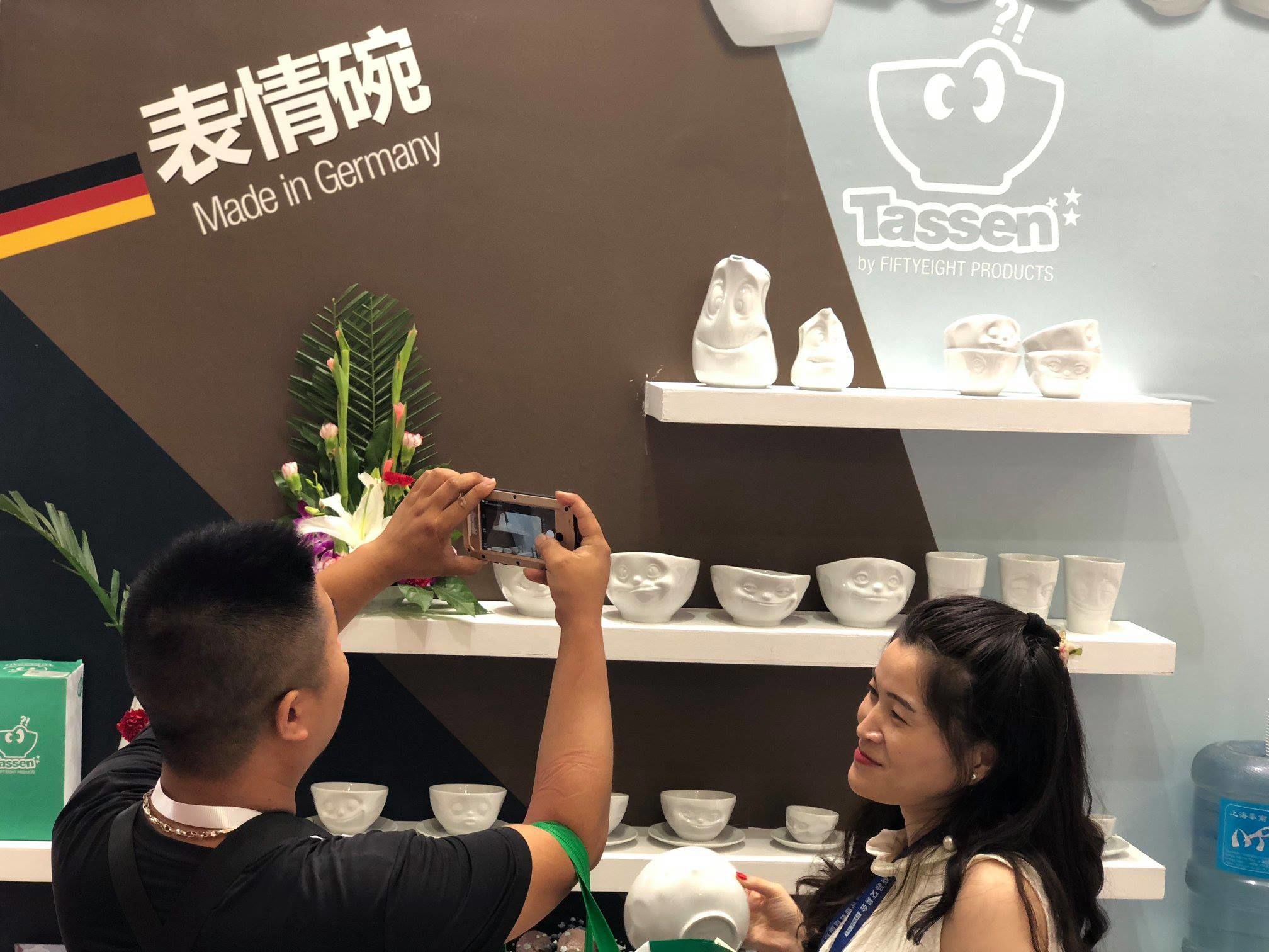  Shanghai ist nicht nur eine der größten und wirtschaftlich wichtigsten Städte der Welt, sondern auch eine Stadt der Gegensätze. Auf der einen Seite des 113 Kilometer langen Flusses Huangpu herrscht im neuen Stadtbezirk Pudong BIG BUSINESS – ja, bei diesen Dimensionen muss es geschrien werden – und auf der anderen Seite namens Puxi gibt es auch das historische China, wie man es sich vorstellt. 