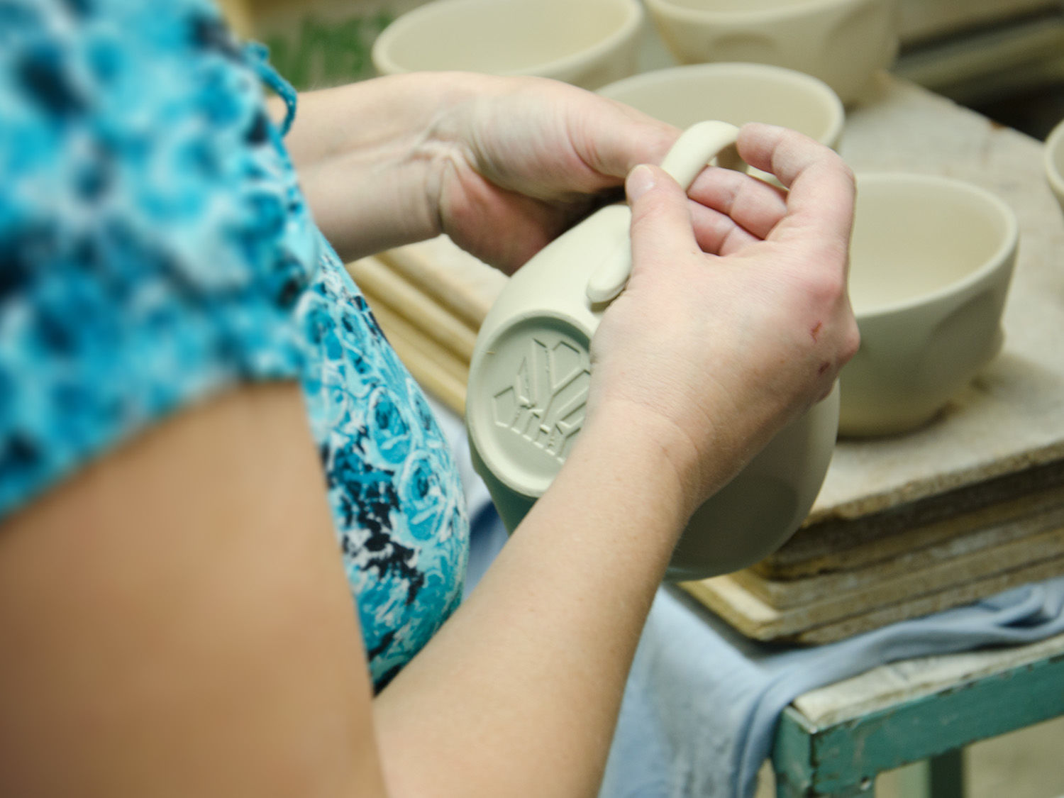 „ Ihr wollt WAS produzieren?“ Als Ralph Engelmann mit den Mustern von FIFTYEIGHTs lustigen Schalen in der BHS-Zentrale einläuft, teilt kaum jemand seinen Enthusiasmus: „Unsere Leute in der Porzellanentwicklung haben erst einmal die Hände überm Kopf zusammengeschlagen“, erinnert sich Engelmann. „Das geht doch nie… So etwas haben wir noch nie gemacht“, lautet das Urteil, aber Engelmann ermutigt die firmeninternen Porzellanexperten zur Probe aufs Exempel: „Das packen wir schon“, versichert der Experte für Vertrieb und Marketing. Aber mal abgesehen von den grinsenden Gesichtern, was macht die TASSEN überhaupt so kompliziert in der Herstellung? „Die TASSEN-Produkte erfordern einen grundsätzlichen Paradigmenwechsel in der Porzellanindustrie”, erklärt Engelmann. „Ursprünglich lautet das Paradigma in der Porzellanherstellung, in den Produkten eine möglichst gleichmäßige Dicke des Porzellans, auch als Scherbenstärke bekannt, zu erzielen. Gleiche Stärke sorgt für ein einheitliches Trockenverhalten nach dem Guss in Formen sowie gleichmäßiges Brennergebnis des Porzellans im Ofen. Alles natürlich Grundvoraussetzungen in der Serienproduktion von Porzellan mit Qualitätsanspruch.“ Diese alt bewährten Grundsätze werfen die Schalen-Muster aus Frankfurt komplett über den Haufen: „Die 500ml Schalen von FIFTYEIGHT sind das genaue Gegenteil von gleicher Scherbenstärke“, sagt Ralph Engelmann, “denn selbst an den unnötigsten Stellen, etwa am Hinterkopf der Charaktere, wird mit Einbuchtungen gearbeitet. Das war für unsere hausinterne Designabteilung schon eine große Hürde, die es zu überwinden galt.“ Aber die Porzellanexperten tüfteln und experimentieren – und aus „geht nie im Leben“ wird bald „so könnte es klappen“. „Schließlich gelang uns die Entwicklung eines Musters, das reif für die Produktion war. Und wie sich herausstellte, erfüllten unsere Produkte die hohen Ansprüche an Design und Qualität bei deutlich steigenden Ausbringungsmengen, verbunden mit flexiblen Logistikleistungen, die FIFTYEIGHT als Basis der Expansionsstrategie definiert hatte“, sagt Engelmann.