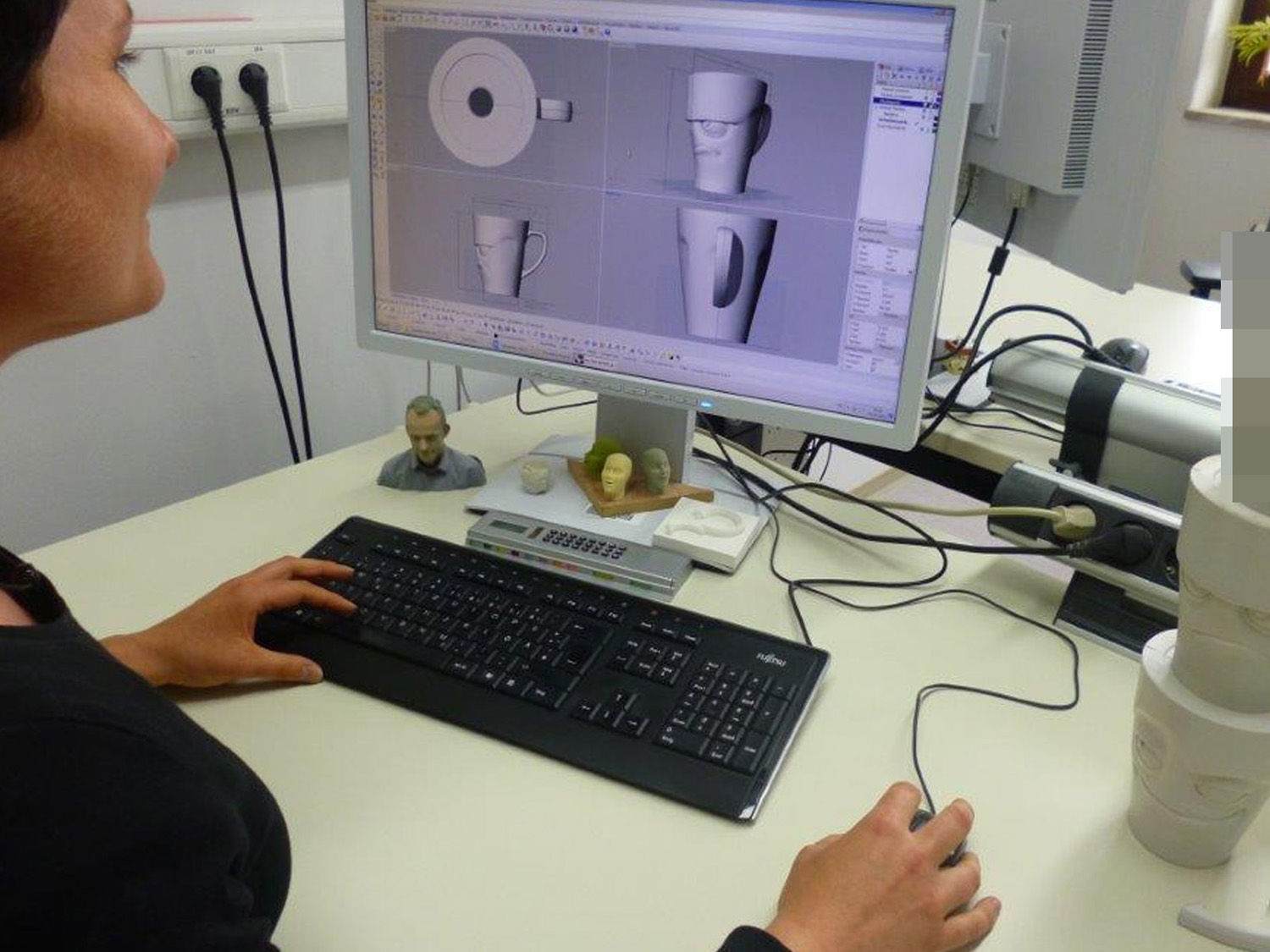 Und dann hast du dir Rückmeldung aus der Herstellung geholt, von wegen ob so etwas auch in der Produktion umsetzbar ist? Genau, dann kam erstmal aus der Produktion vernichtendes Feedback, was die Machbarkeit angeht. Also musste ich erstmal meinen „Papierkorb entleeren“ und mich von dem ersten Ansatz komplett verabschieden.  Dann habe ich einiges an Research gemacht und mich wieder aufgemacht. Und eines Tages war plötzlich der Charakter in meinem Kopf und ich sah die Mugs vor Augen. Dann musste ich herausfinden von welchem Gefühlszustand wir sprechen, den die Mugs ausstrahlen.