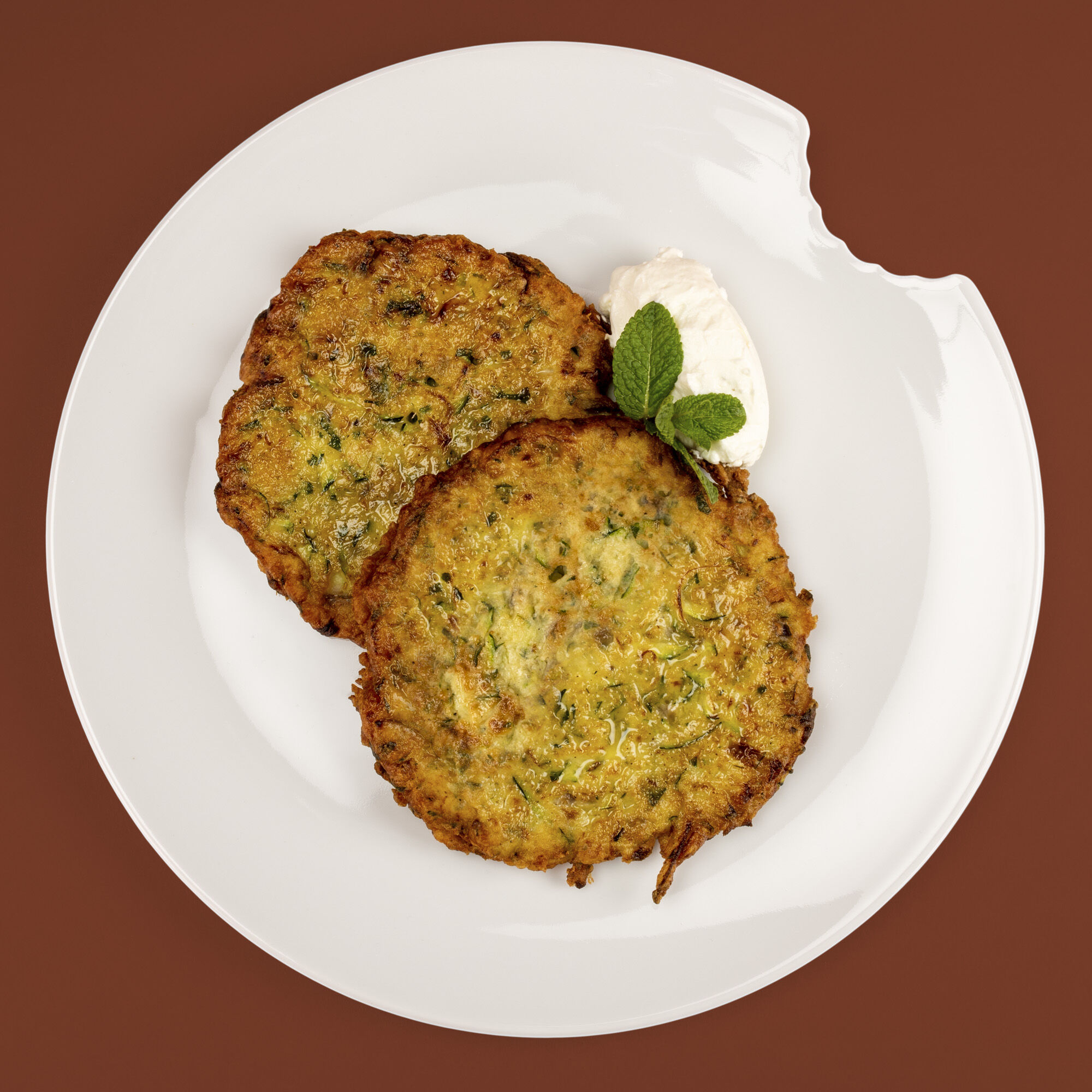  Wer ein Kochbuch macht, hat eine Beziehung zu gutem Essen, soviel steht fest. Nun müssen wir natürlich einräumen, dass für jeden von uns die Verbindung zu gutem Essen heute eine andere ist, als vor 25 Jahren, als FIFTYEIGHT gegründet wurde. Jeder entwickelt im Laufe der Zeit seine Vorlieben und Ernährungsgewohnheiten je nach Lebenssituationen und Erfahrungen. 