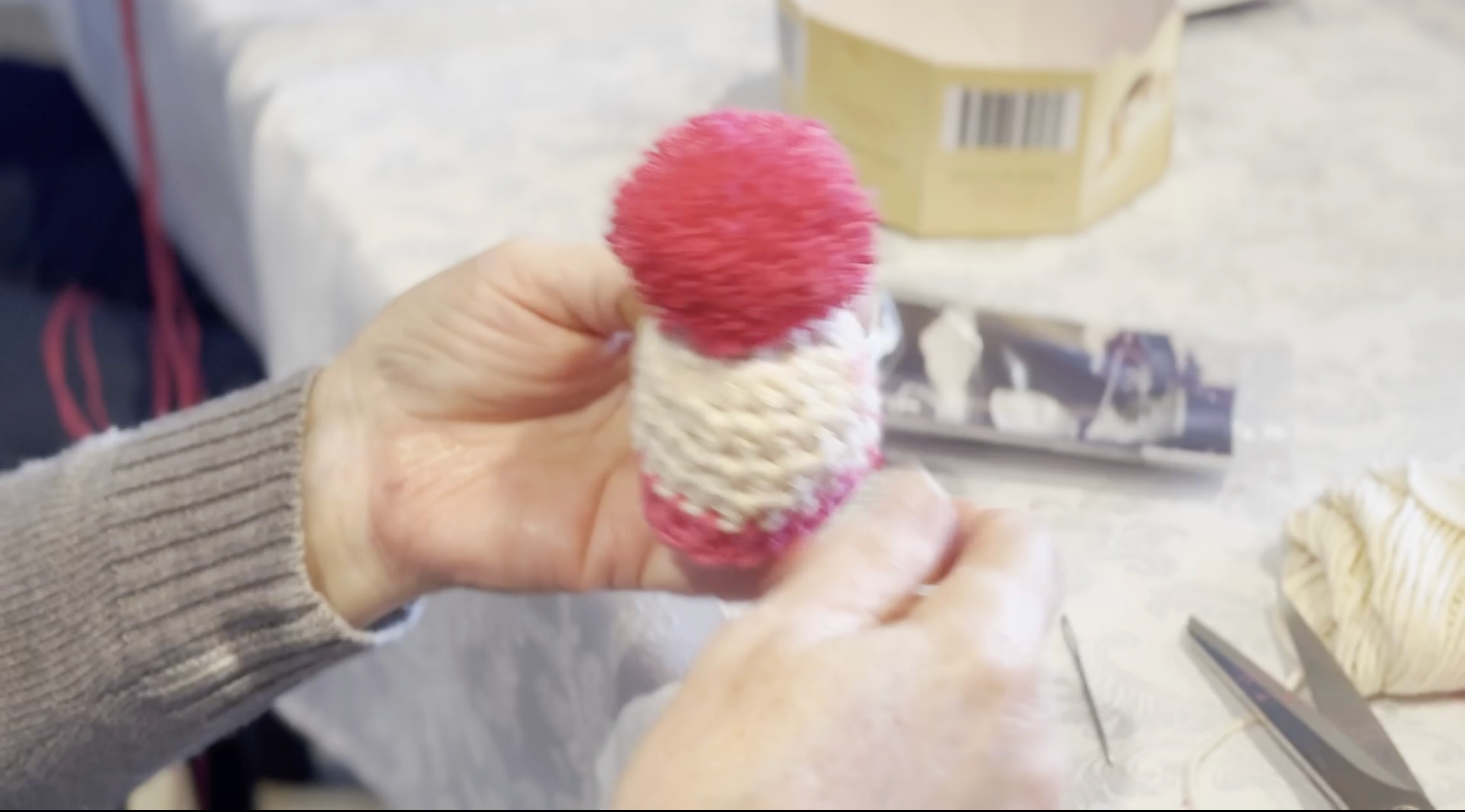 Mit unseren handgehäkelten* Mützchen hast Du also nicht nur ein paar lustige Hingucker auf dem Tisch, sondern auch gleich noch ein Unikat an dem Du Dich lange erfreuen wirst.