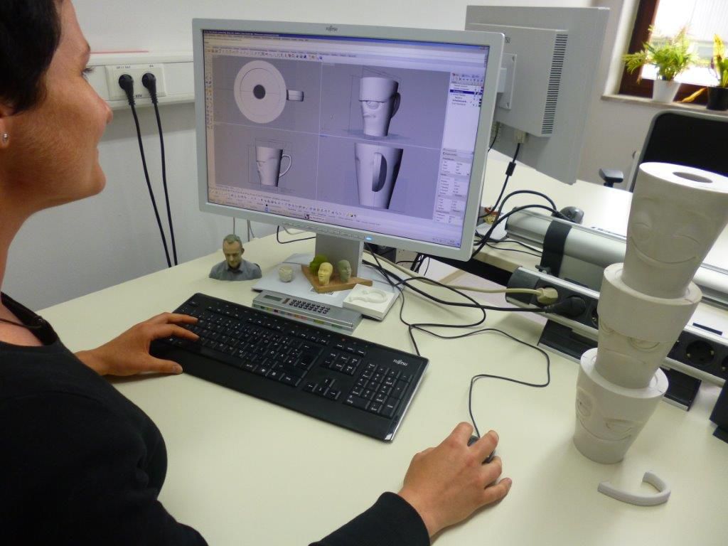  Wir freuen uns immer wieder über Vorschläge von unseren Kunden und Freunden, welche Produkte wir als nächstes aus Porzellan in die Welt bringen sollen. „Macht doch mal…“, sagen sie – und dann kommen die tollsten Ideen. Eine dieser zahlreichen Ideen waren die neuen Kaffee-Becher (Neu-Deutsch „Mugs“) und wir freuen uns, sie nun präsentieren zu können. 