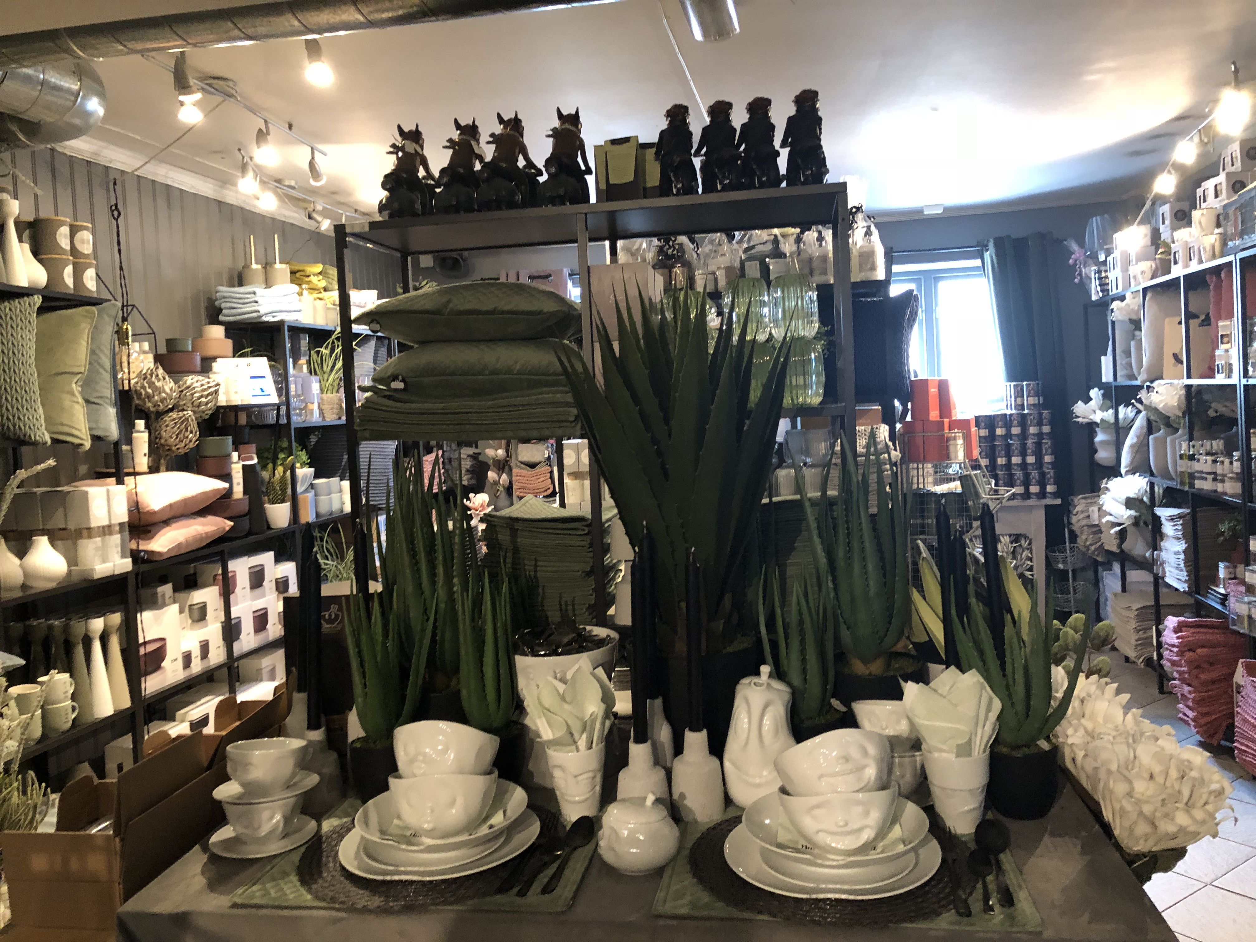  Der Wirtschaft Norwegens und den Menschen dort geht es sehr gut – das ist laut Edina und Marc überall zu spüren. Trotz des Wohlstands wird in diesem Land nicht vergessen, dass der sorgsame Umgang mit der Natur und der Jahrtausende alten Kultur die Basis für genau diesen ökonomischen Wohlstand ist. 