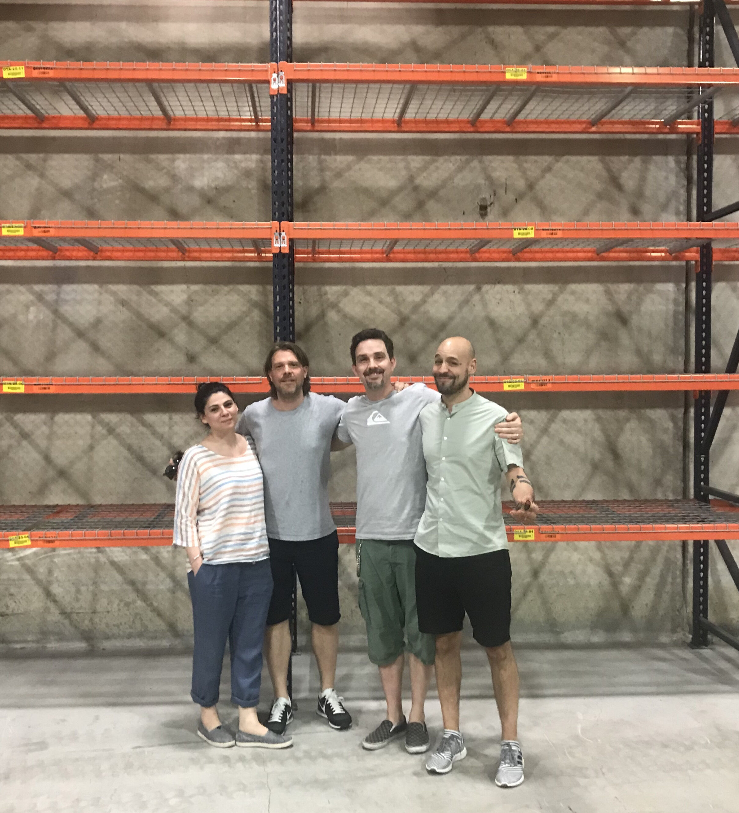  Seit ein paar Jahren gehört auch die USA auf unsere Landkarte. Lange haben wir dort einen Vertriebspartner gesucht, der gut vernetzt ist und uns die Türen öffnet. Fehlanzeige. Also haben wir das selbst in die Hand genommen. Die Kurzfassung: Firmengründung in Miami, fetten Container mit Ware vollpacken und aufs Schiff. Lager und Logistik vor Ort, plus amerikanischer Webshop. Bam! 