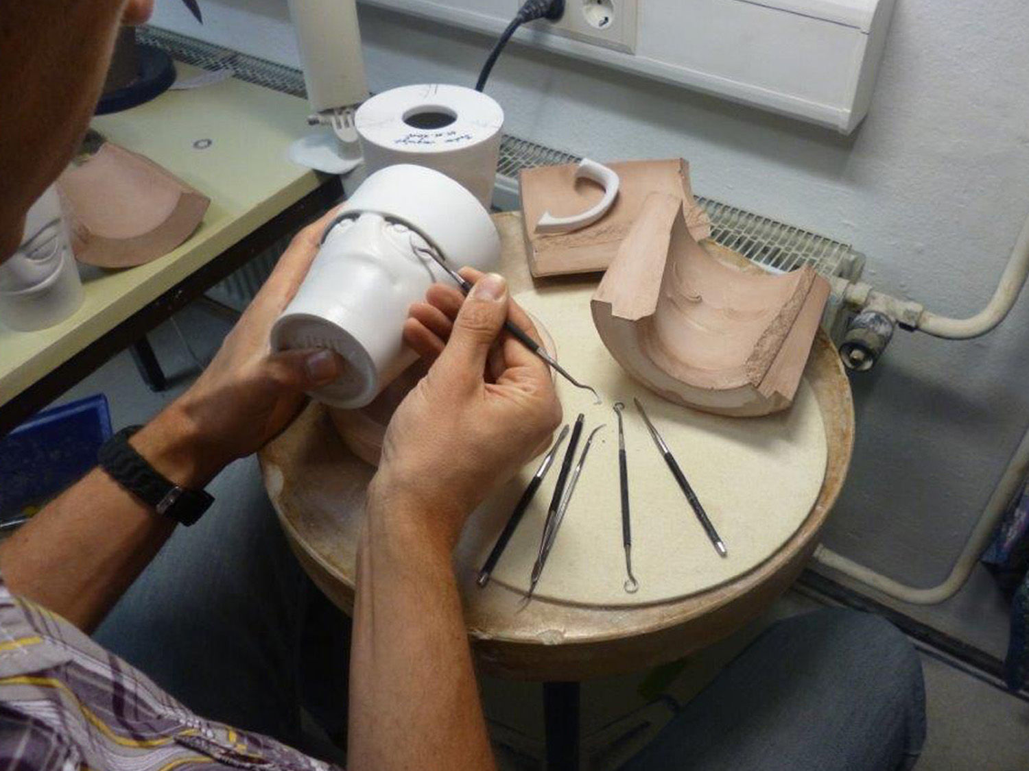 Genau, dann habe ich angefangen den Burschen in 3D zu modellieren. Dabei auch nicht nur in der Grundpose, die dann in das sogenannte „Rigging“, dem technischen Grundmodell führt, sondern gleich in unterschiedlichen Shapes und Gesichtsausdrücken. Dann wurde von unserem Senior Animator, Walter Volbers, ein neues Animations-Rig entworfen in dem meine Shapes verbaut wurden.