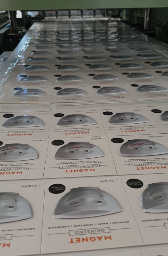  Von da bis zu unseren TASSEN-Magneten ist dann nochmal ein großer Schritt. Aber dank unermüdlicher Wissenschaftler und ihren Forschungen haben wir heute eine Menge Spaß damit. Denn irgendwie haben wir ja große Freude daran, überall etwas dranzupinnen. Und sind wir mal ehrlich – eine Eisschranktür eignet sich wirklich bestens als Pinnwand für so allerlei liebenswerten Krimskram wie Postkarten, persönliche Grußbotschaften, Rezepte, To-Do-Listen oder – ganz wichtig – den aktuellen Einkaufszettel. Und mit nichts lässt sich das alles besser und sauberer befestigen als mit unseren TASSEN-Magneten.  