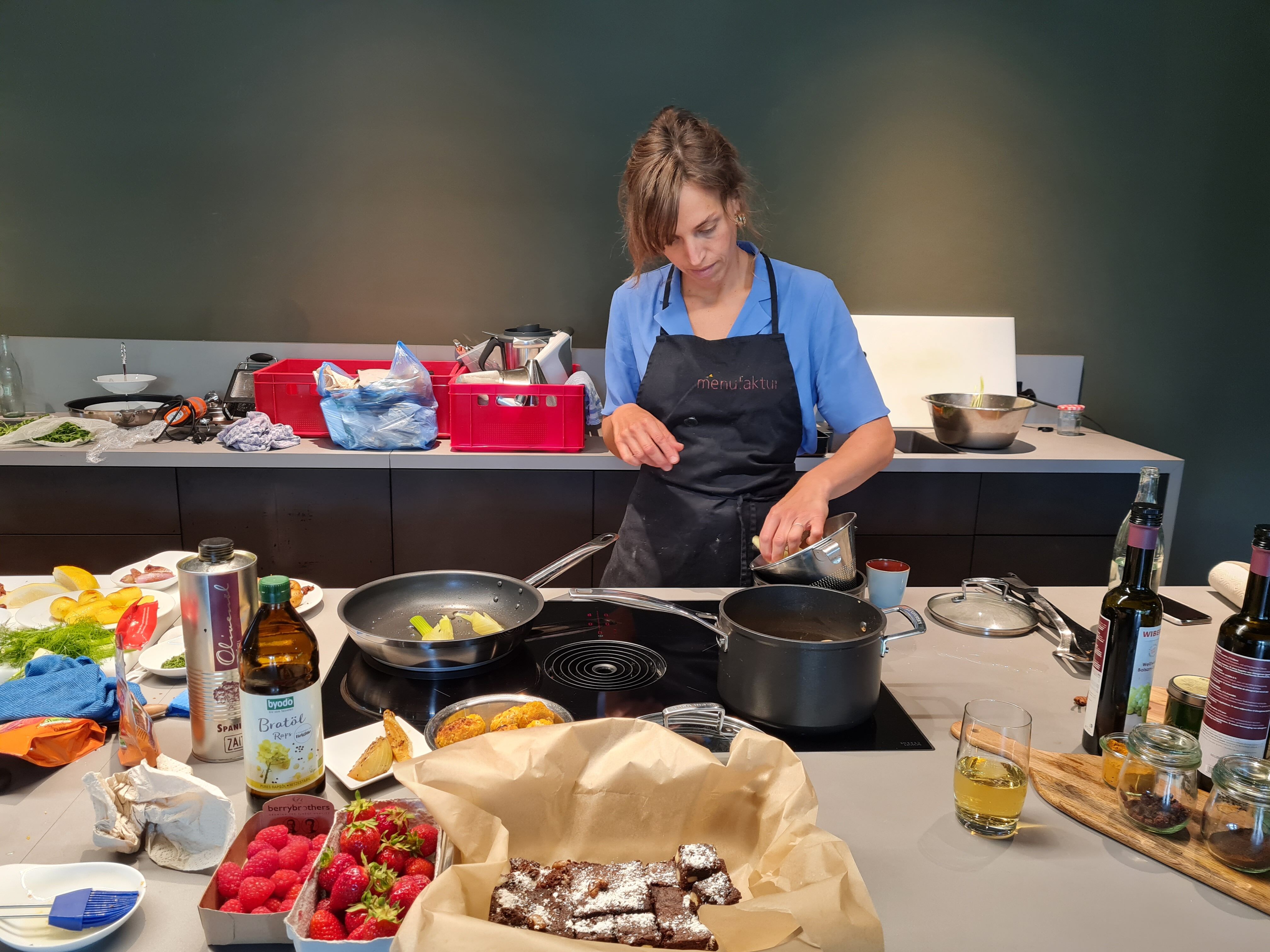  Würzige Dips, herzhafte Snacks, Basics wie Brot, Suppen, Eintöpfe und Salate, leckere Pasta-, Risotto- und Pizza-Kreationen, bis hin zu Kuchen und Keksen. Für große und kleine Schleckermäuler, süss und salzig, für jeden ist was dabei. Happiness und gute Laune in der Küche garantiert. 