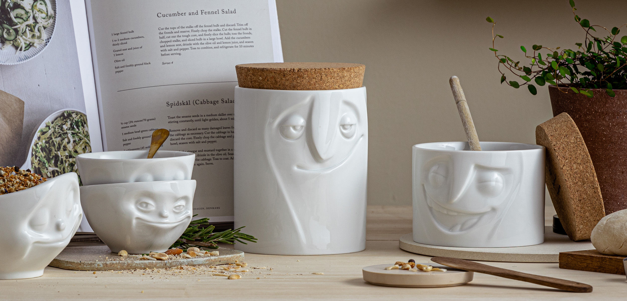  CHARMANT (1700 ml) und HEITER (900 ml) hängen jedenfalls gerne den ganzen Tag in deiner Küche ab, richtige Gourmets halt. Und verlassen sich darauf, dass du nur Gutes und Gesundes deponierst … ok, auch das ist nicht immer einfach, aber es lohnt sich. In diesem Sinne viel Freude mit unserem neuen Produkt. 