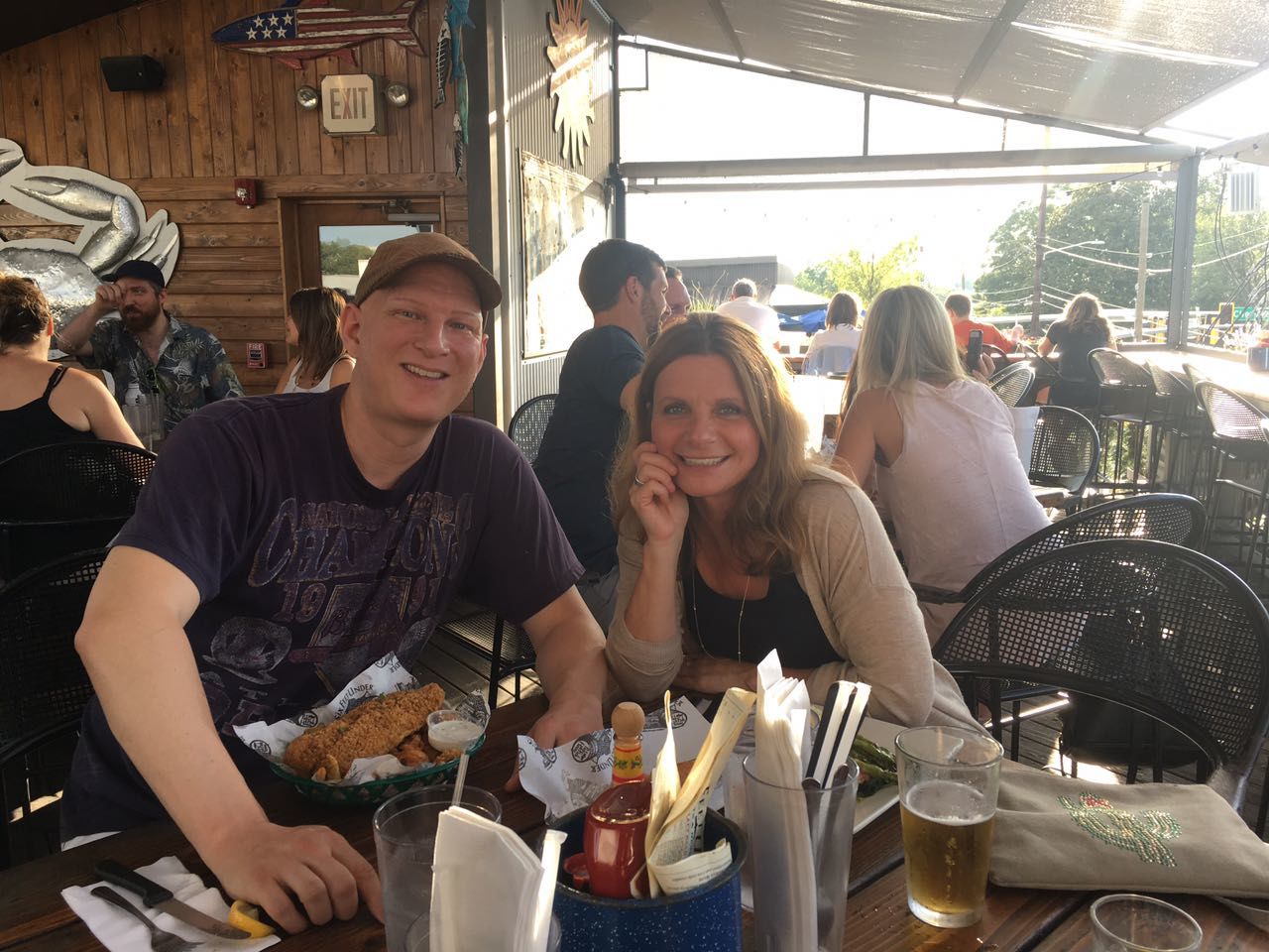 Zwischendurch gibt’s immer wieder lustiges Feedback: Macht doch mal ein Schnapsglas mit „sauer“ verzerrtem Gesicht. Und wie wär’s mit einem Halter für Räucherkerzen? Oder einer Sake-Flasche? Auch unsere TALENT-Serie sorgt mit ihren bildhauerischen Details für überschwängliche Reaktionen. Könnt ihr auch eine TASSE mit Snoop Dogg machen? Gute Idee! Und aus irgendeinem Grund denken täglich mehrere Besucher, unser Stand sei die offizielle Messe-Information. „Können Sie mir sagen, wo ich die Salzstreuer finde?“ fragt eine freundliche Dame, dem Akzent nach zu urteilen aus den Südstaaten. „Aber sicher, einfach dem Gang folgen – darf es noch ein Flyer von Fiftyeight dazu sein?“ „Aber gerne.“ 