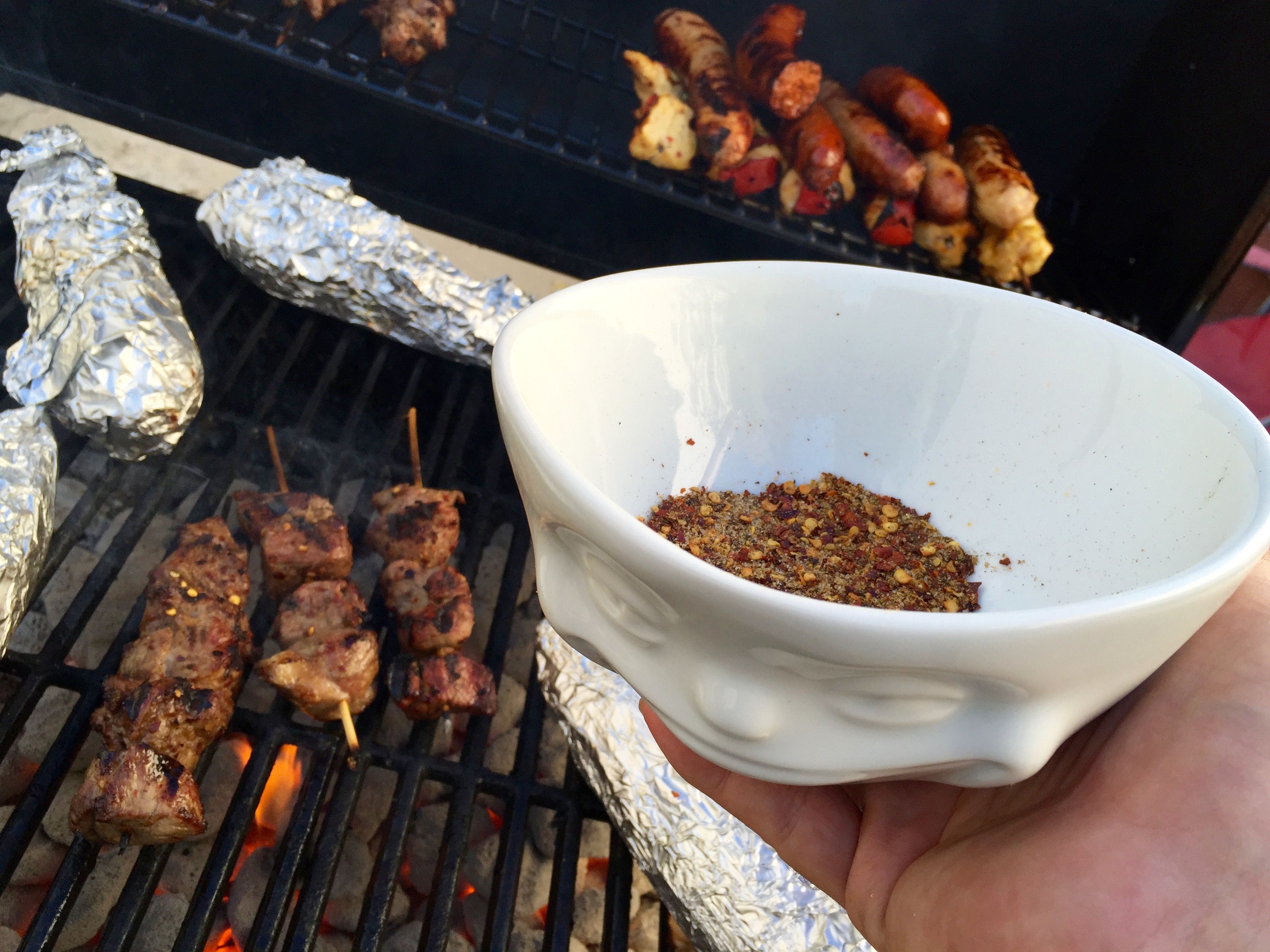 6. Vor dem Grillen jeweils 5-6 Stücke Fleisch aufspießen und noch einmal mit der trockenen Gewürzmischung bestreuen. 