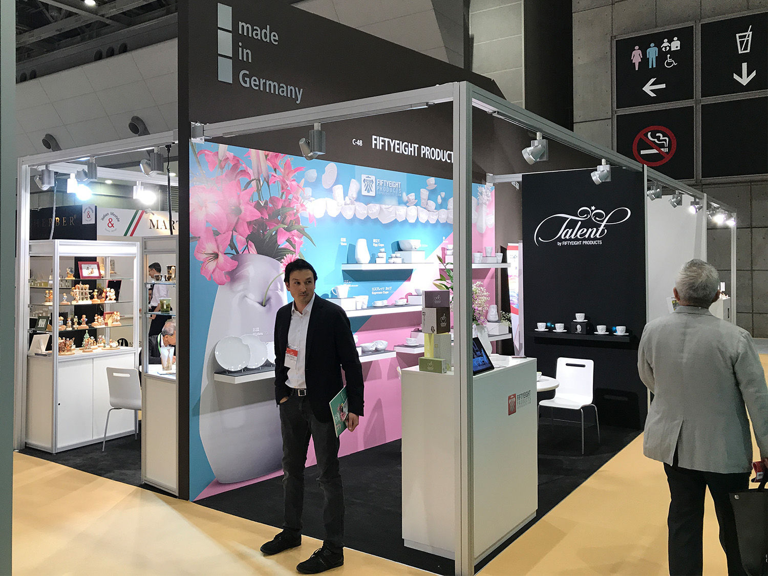  Kurze Rückblende: Max und Marc - klingt ein bisschen nach Kindercomic - fühlen sich schon lange tief mit der japanischen Kultur verbunden. Das Essen, der Sinn für Ästhetik, die entwaffnende Höflichkeit und der Respekt. Das gibt es nur in Japan. Es war ein Schock, zu erfahren, dass Marc krankheitsbedingt nicht mit nach Tokyo fliegen durfte. Aber kurz darauf nahm der zu platzen drohende Messeauftritt von Fiftyeight Products eine schöne Wendung: Der Schwager von Max ist Halb-Japaner und hat jahrelang in Tokyo gelebt und gearbeitet. Er hat nicht lange gezögert und hat die Fiftyeight-Familie spontan unterstützt. Dolmetschen und Netzwerken inklusive. 