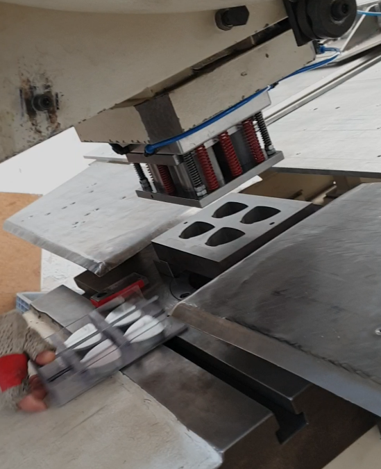  Um so mehr freut es uns, dass wir 2021 höchst erfreuliche Nachrichten dazu haben. Corona-bedingt später als eigentlich geplant, aber das Ergebnis zählt. Die TASSEN-Magnete sind jetzt „Made in Germany“. In einem kleinen Betrieb in Franken werden sie in liebevoller Handarbeit hergestellt und auch gleich in unsere neue, superflache Verpackung gesteckt. 