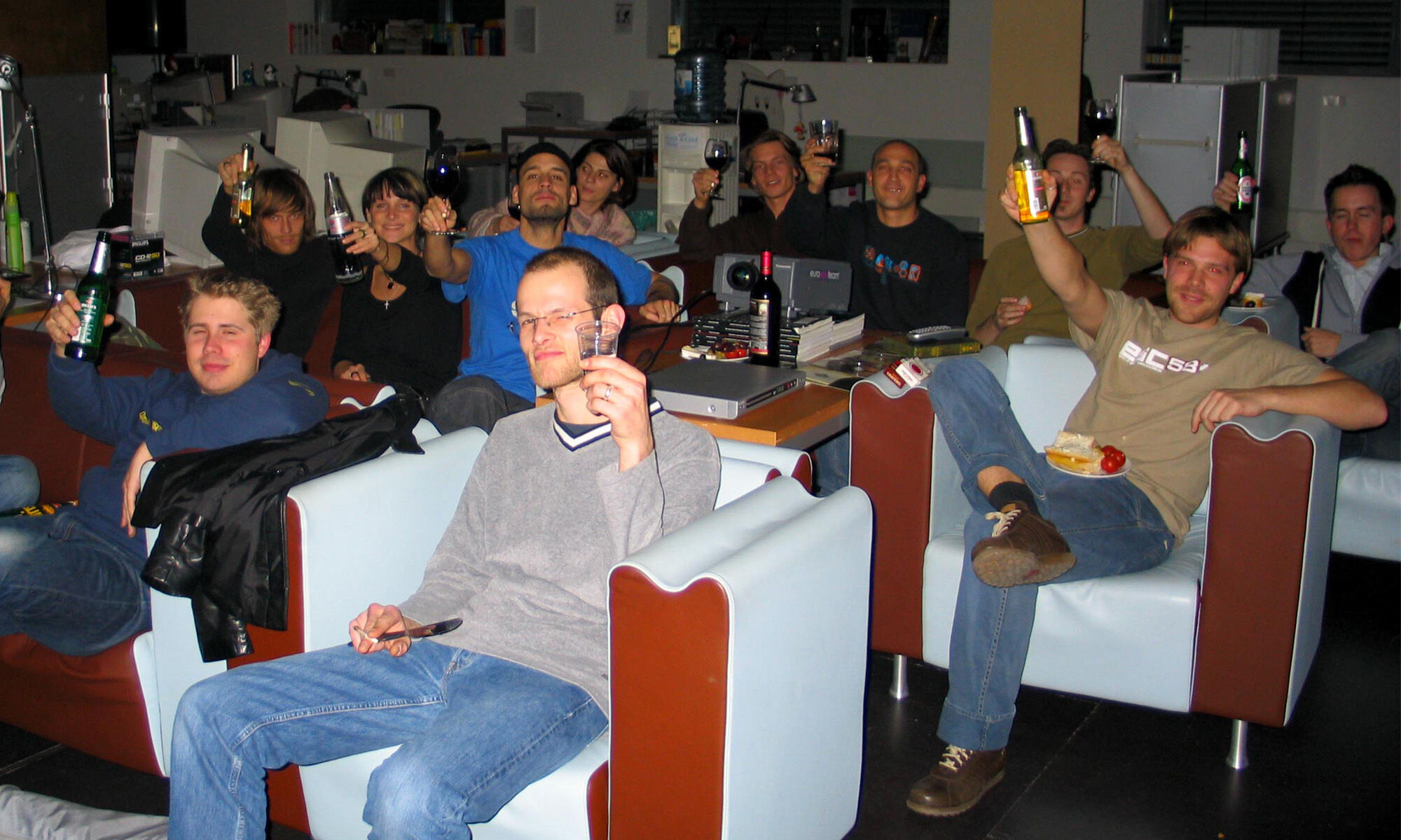  Was extrem hilfreich war: Wir hatten bereits ein super Team, viele aus den Gründungszeiten von FIFTYEIGHT ANIMATION. Große Überzeugungsarbeit mussten wir nicht leisten. Alle waren begeistert. Das war auch wichtig, denn das Business musste ja weitergehen. Mit den Products-Projekten on Top. Also mehr Arbeit für alle und Investitionen aus dem laufenden Geschäft. Keine Kredite, keine Banken. 