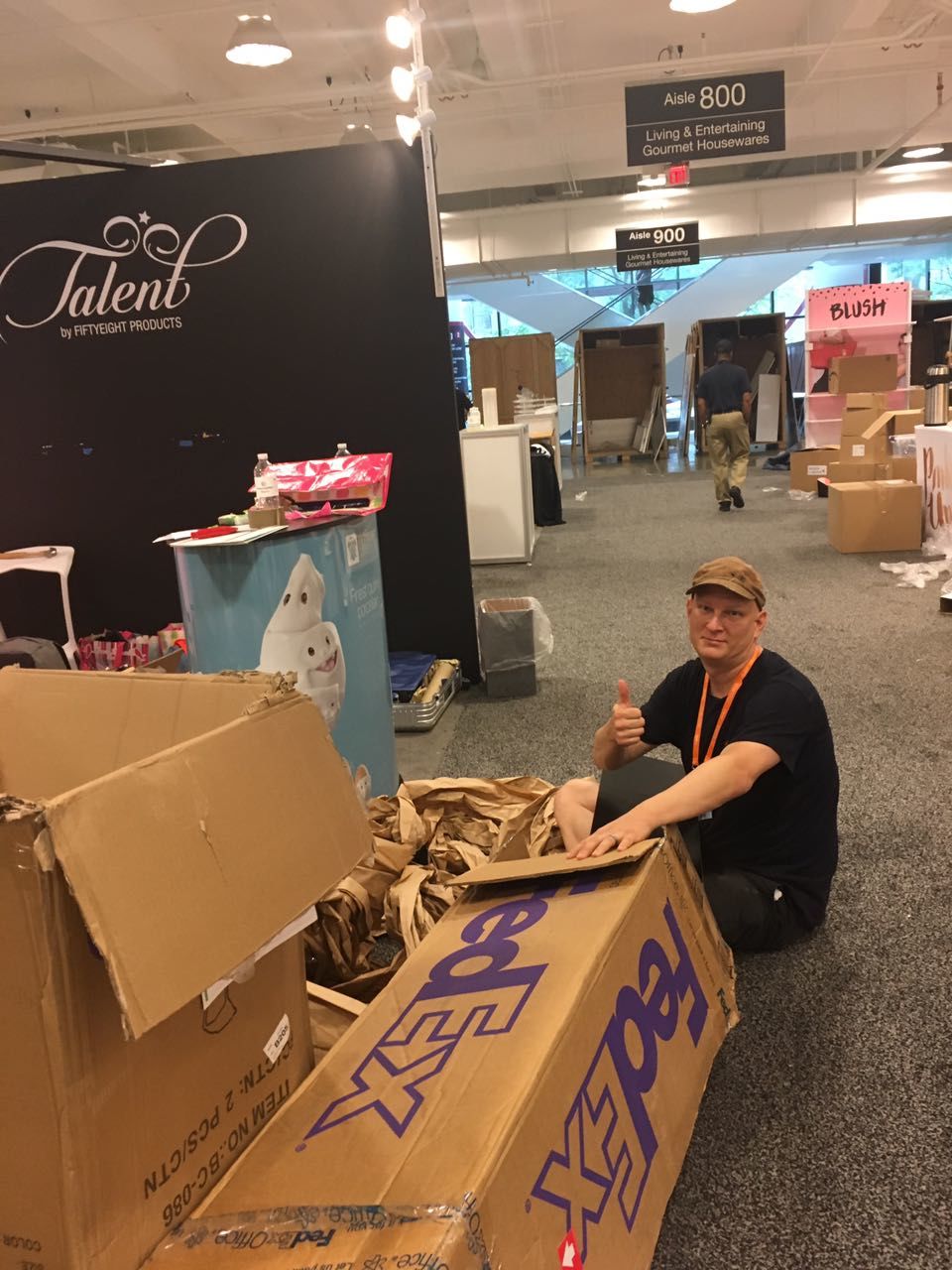 Der Aufbau des Messestands verläuft reibungslos und am Donnerstag sind wir bereit für die ersten Besucher. Das Feedback? Die amerikanischen Messebesucher haben meistens noch nie von unseren Produkten gehört, reagieren daher sehr unvoreingenommen und spontan. „Oh wie süß!“ entfährt es vielen, andere staunen über die Details der Gesichter unserer Tassen oder fühlen sich an Disney erinnert (Danke für das Kompliment). Auch das Gütesiegel „Made in Germany“ sorgt für positive Resonanz, ebenso wie unsere Animationsfilme, die wir am Stand auf dem Tablet zeigen. „Sooo cute!“