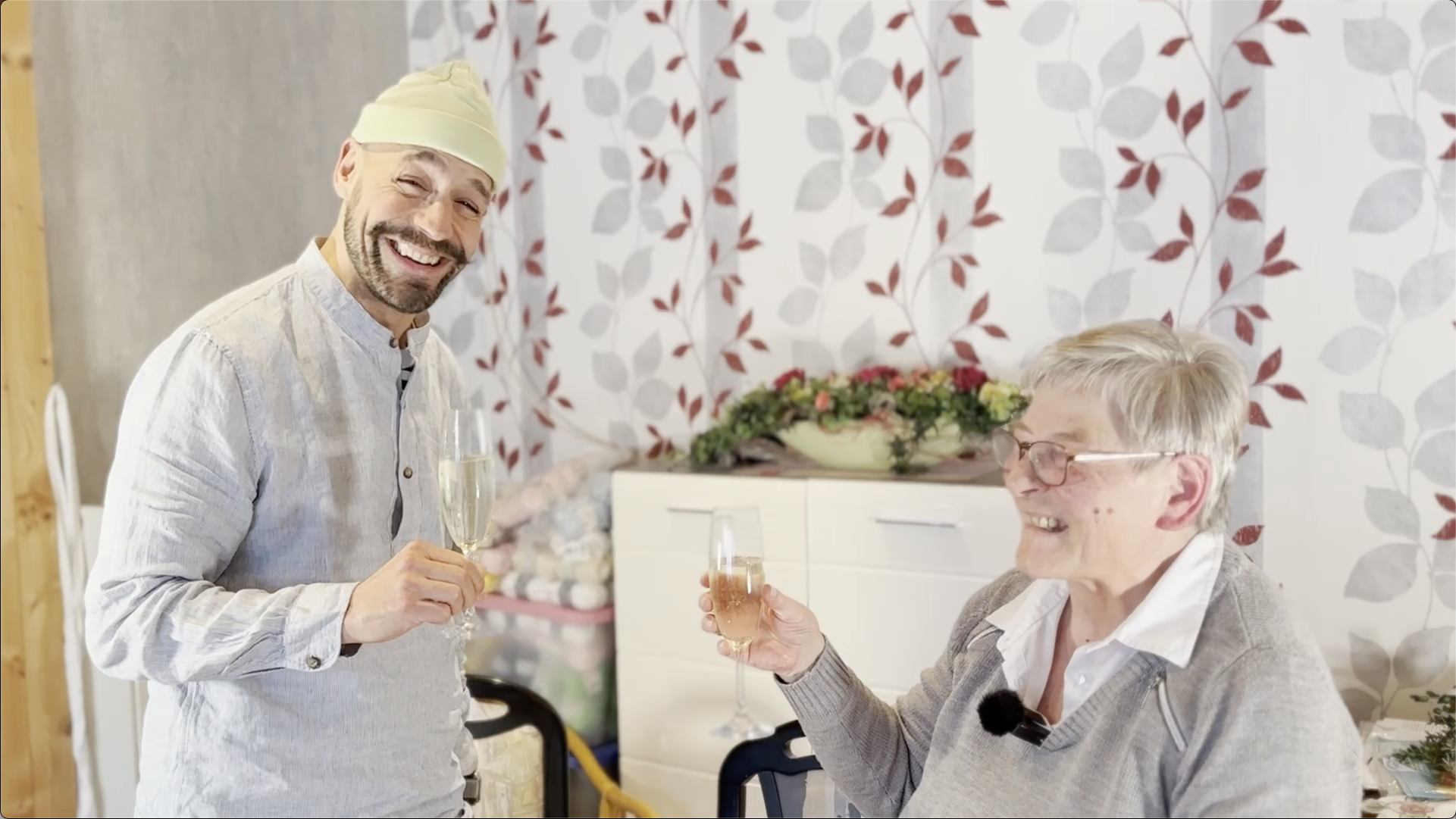 Weil viele von Euch schon lange wissen wollten, woher denn die zauberhaften Mützchen kommen, haben wir bei unserem letzten Besuch in der „Mützchen-Manufaktur“ von Christa und Harald nicht nur „Dankeschön“ gesagt, sondern auch ein kleines Filmchen gedreht. Getroffen haben wir Menschen, denen es ein Anliegen ist, andere zu erfreuen und das was sie machen, mit Liebe machen.