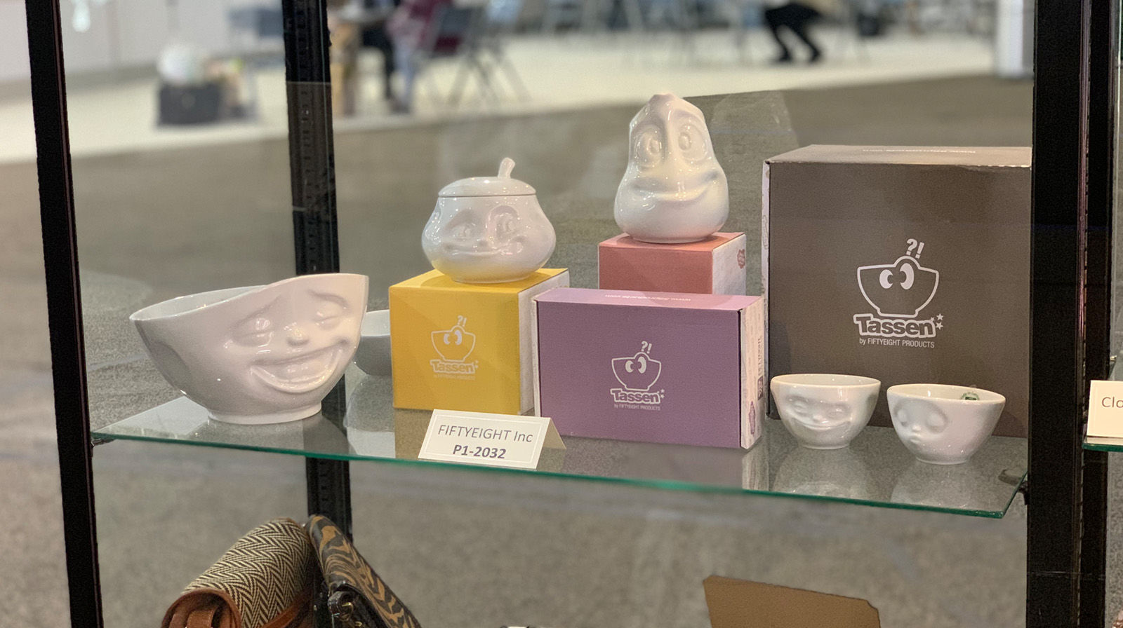 Völlig richtig der Gedanke, deshalb haben wir das auch gar nicht erst versucht, sondern gleich was ganz spezielles für die USA produziert. In der Zusammenarbeit mit HollywoodComedians haben wir drei TASSEN-Filme entwickelt, die das amerikanische Publikum abholt, in denen aber trotzdem unser ganz spezieller Humor rüberkommt. Die Themen echt amerikanisch: Thanksgiving, X-Mas und das ganz große Ding Super Bowl. Wen's interessiert, unbedingt bei YouTube mal reinschauen.