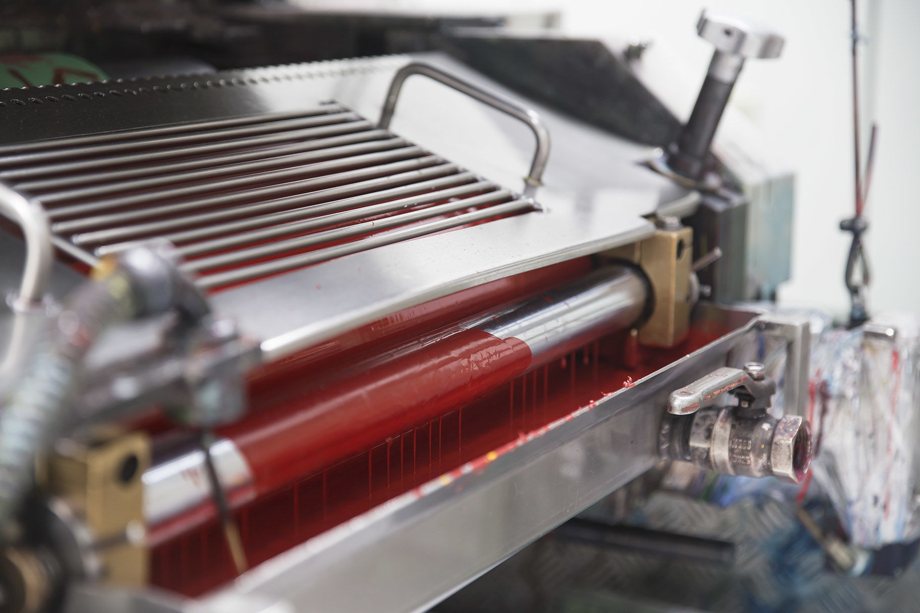 Die starke Saugfähigkeit des Materials macht es nicht gerade leichter“, weiß Peer. Deshalb prüfte und besprach er vor Ort gemeinsam mit den Herstellungsprofis die perfekten Farbtöne. „Ich habe zwar durch den sächsischen Dialekt nicht alles verstanden, aber das was ich mitbekommen habe, war super nett. Die Angestellten waren alle wahnsinnig freundlich und hilfsbereit - immerhin ist für uns die Servietten-Produktion totales Neuland“, erklärt Peer. „Ich kam mir inmitten der riesigen Maschinen vor wie in der Sendung mit der Maus.