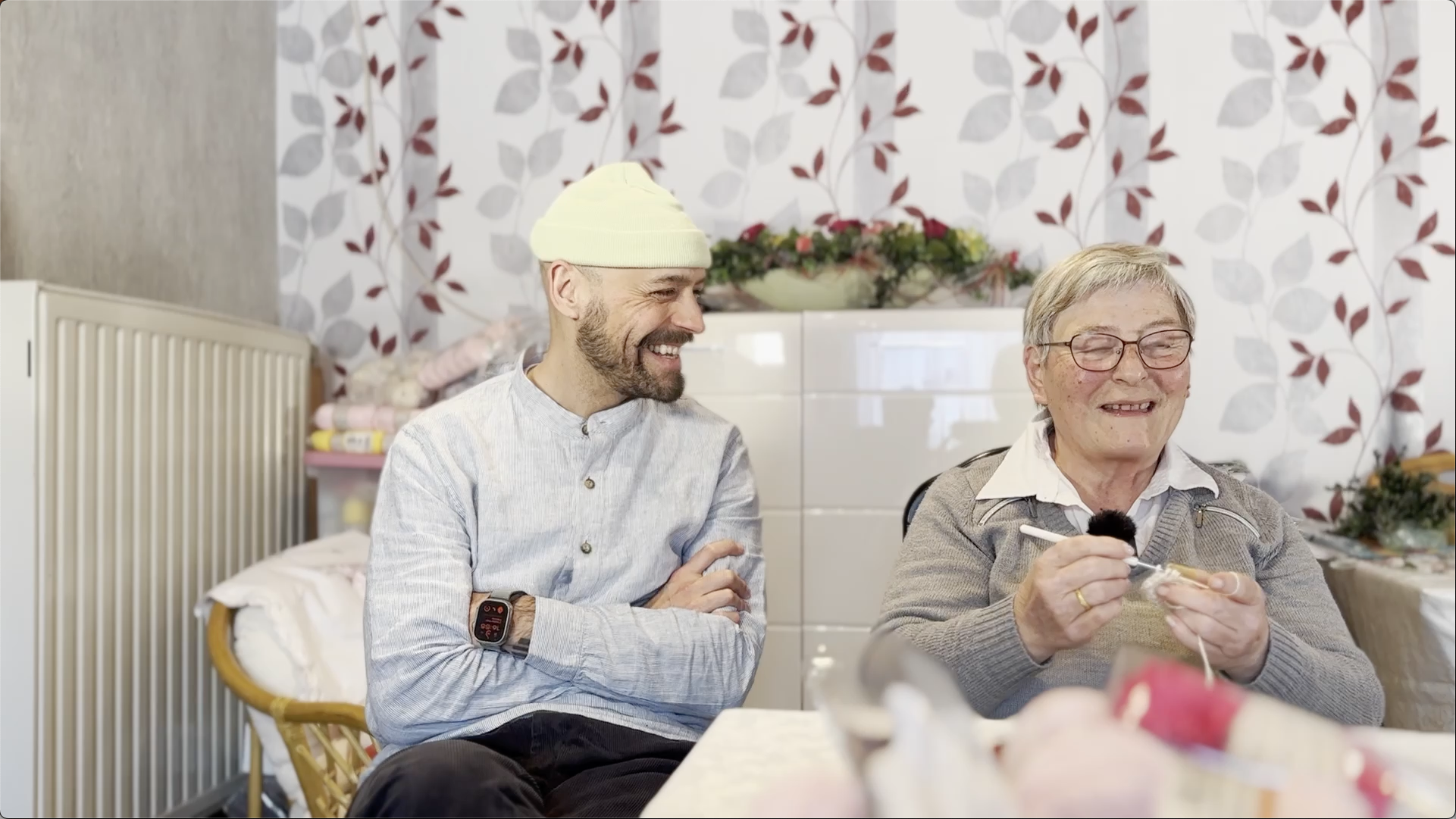  Schon seit mehr als 10 Jahren gehören die bunten, handgehäkelten Mützchen mit dem dicken wuschigen Bommel zu den Lieblingen in unserem Sortiment. In vielen Farbkombinationen und als Specials im Hip-Hop-Style, als Hasenmütze, Sommerhut oder Schlafmütze.  