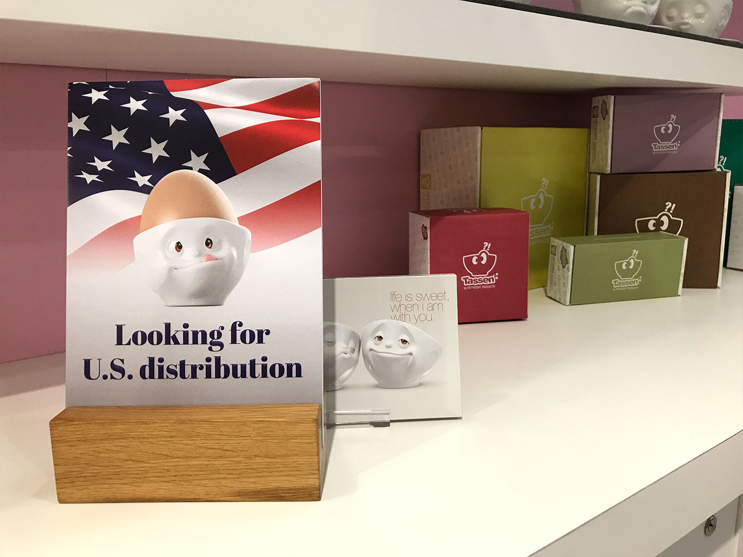  Gut, wer die amerikanische Begeisterungsfähigkeit kennt, weiß, dass selbst die Deckenverkleidung des Messestandes absolut hinreißend ist. Wer deren Sprachkultur aber noch besser kennt, weiß auch, dass wenn der Ausdruck „A-m-a-z-i-n-g“ öfter als 4 Mal in einem Satz verwendet wird, tatsächlich eine Glanzleistung angenommen wird. 