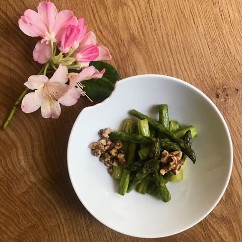  Das Rezept sättigt zwei Personen, kann aber auch als leichte Vorspeise für vier Personen aufgeteilt werden. Es lohnt sich sehr, für dieses Rezept Walnussöl und Chiliflocken in die Einkaufstasche zu packen - Ihr werdet es nicht bereuen! In unseren Breitengraden wird der Grünspargel seit Beginn des 17. Jahrhunderts angebaut. Auch die alten Griechen in der Antike kannten ihn und schätzten seine therapeutische Wirkrichtung. Spargel spült richtig schön unsere Nieren durch und kräftigt sie in ihrer aufwendigen Arbeit. Er wirkt aber nicht nur auf die Nieren, sondern auch stärkend auf unsere Lungenfunktionen. Trockener Husten, spannende Haut - regelmäßig Spargel geschlürft und schon blühen wir auf :) 