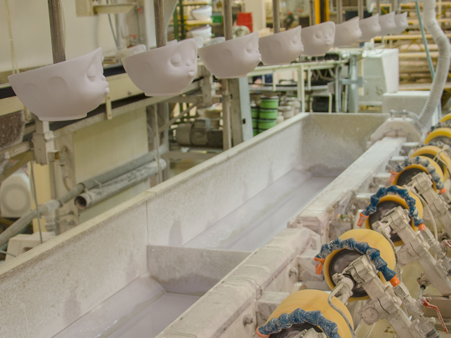 Handwerkskunst trifft innovatives Design „In der Herstellung für FIFTYEIGHT PRODUCTS kommt das komplette Spektrum an Produktionsmethoden zum Einsatz,“ erklärt Ralph Engelmann von der BHS. „In der Entwicklung neuer Produkte zur Serienreife ist stets die Herausforderung, die Idealvorstellung, wie wir sie von FIFTYEIGHT PRODUCTS geliefert bekommen, in eine produktionstechnische Variante umzusetzen.” Hierzu bringen die Experten der BHS ihr komplettes Wissen ein und finden einen Weg, aus dem kreativen Entwurf ein Muster zu schaffen – und zwar ohne Kompromisse, was den emotionalen Charakter der Produkte angeht. „Diese Serienversion soll natürlich auch ihren ursprünglichen Charakter behalten aber auch durchgehend qualitativ hochwertig herstellbar sein. Am Ende hilft es ja niemandem, wenn wir jedes Mal acht von zehn fertigen Stücken wegen Mängeln aussortieren müssen.“ Für beide Seiten sind neue Produkte eine konstante Lernerfahrung. „Der spannende Punkt ist immer wenn FIFTYEIGHT den ersten Entwurf einer neuen Idee als 3D-Modell einreicht,“ sagt Ralph Engelmann. „Wir diskutieren dann mit unseren Modelleuren, wie wir das umsetzen können in Produkte, die ihren handgearbeiteten Charakter behalten aber in Serie herstellbar sind.“ Mitunter muss das Team der BHS selbst in die Gestaltung mit eingreifen – und teilweise müssen die Designs unters Messer. „Es ist schon sehr lustig, wenn die Kollegen aus dem Design ihr Feedback zu den Entwürfen geben, das geht von der Sprache her schon in die plastische Chirurgie. Da ist die Rede von Augenfalten vertiefen, Schläfen glätten, oder die Stirn weniger grummelig machen. Es geht echt vom Porzellandesign bis zur morphologischen Gesichtschirurgie.“