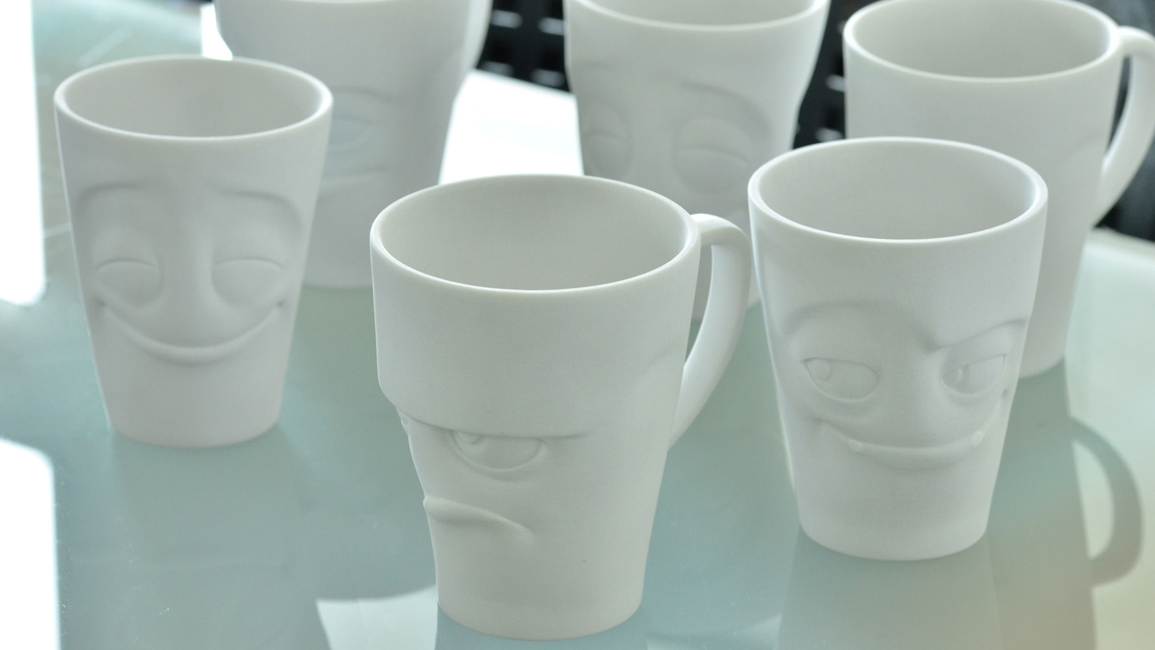  Mit Produkten wie der schwäbischen Weihnachtskanne – „Ach du heiliges Blechle!“ – durften unsere hessisch babbelnden Tassen auch bereits über ihren Teller- bzw. Tassenrand schauen. Die Familie wächst, und jetzt kommt das nächste Kapitel der TASSEN-Saga hinzu – und das hat es (im wahrsten Sinne des Wortes) in sich… Dürfen wir vorstellen? Die Mugs sind da! 