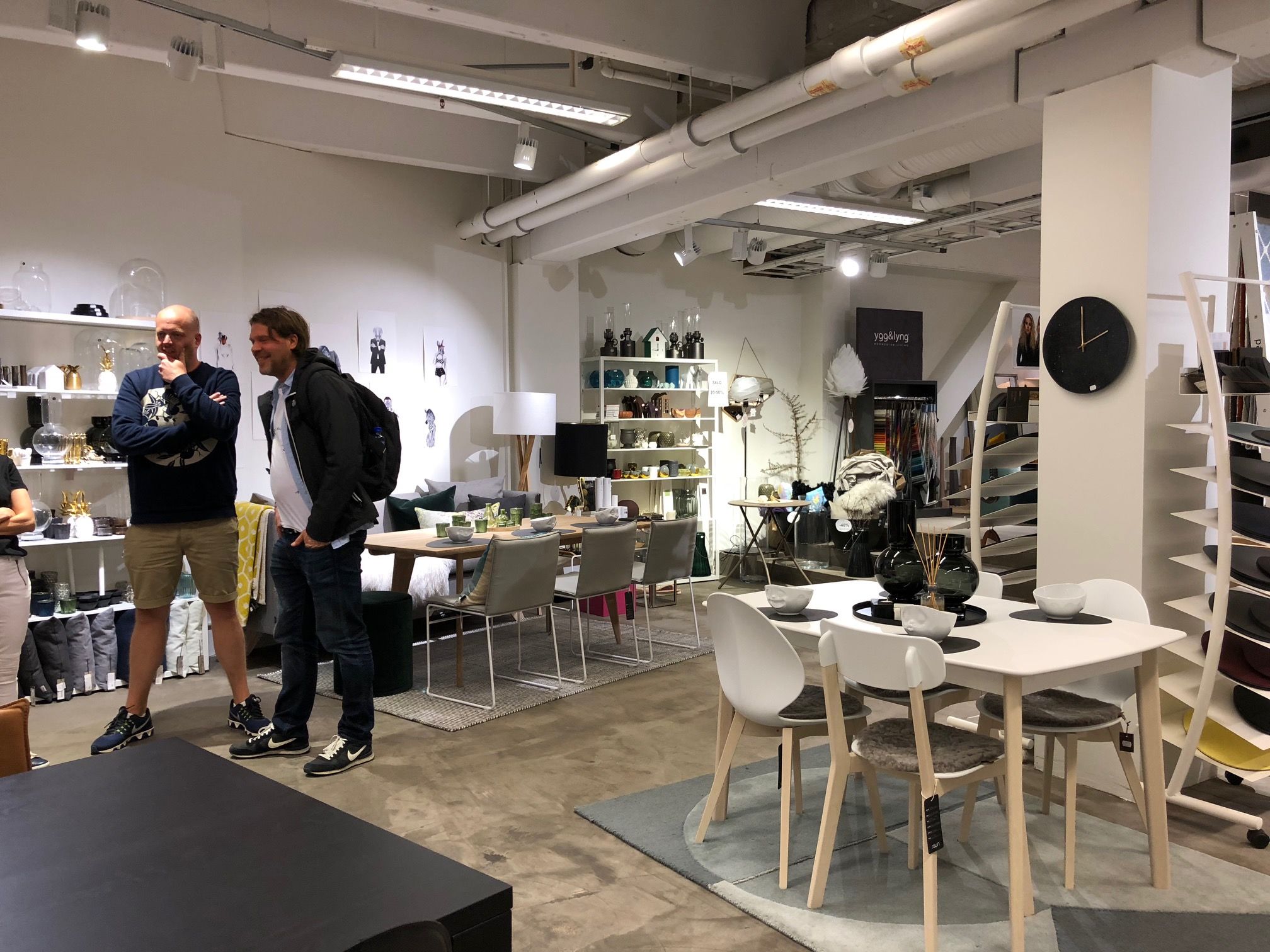  Das zeigt sich zum Beispiel am Respekt vor den indigenen Ureinwohnern der „Sámi“ (bedeutet „Sumpfleute“) und die durch strenge Jagdrichtlinien geschützten Rentiere. „Hier ist die Welt noch in Ordnung“, bringt es Marc auf den Punkt. Fiftyeight freut sich jedenfalls sehr auf weitere angenehme Begegnungen mit ihren Distributoren André und Chris und natürlich auf weiteren Erfolg in Norwegen! 