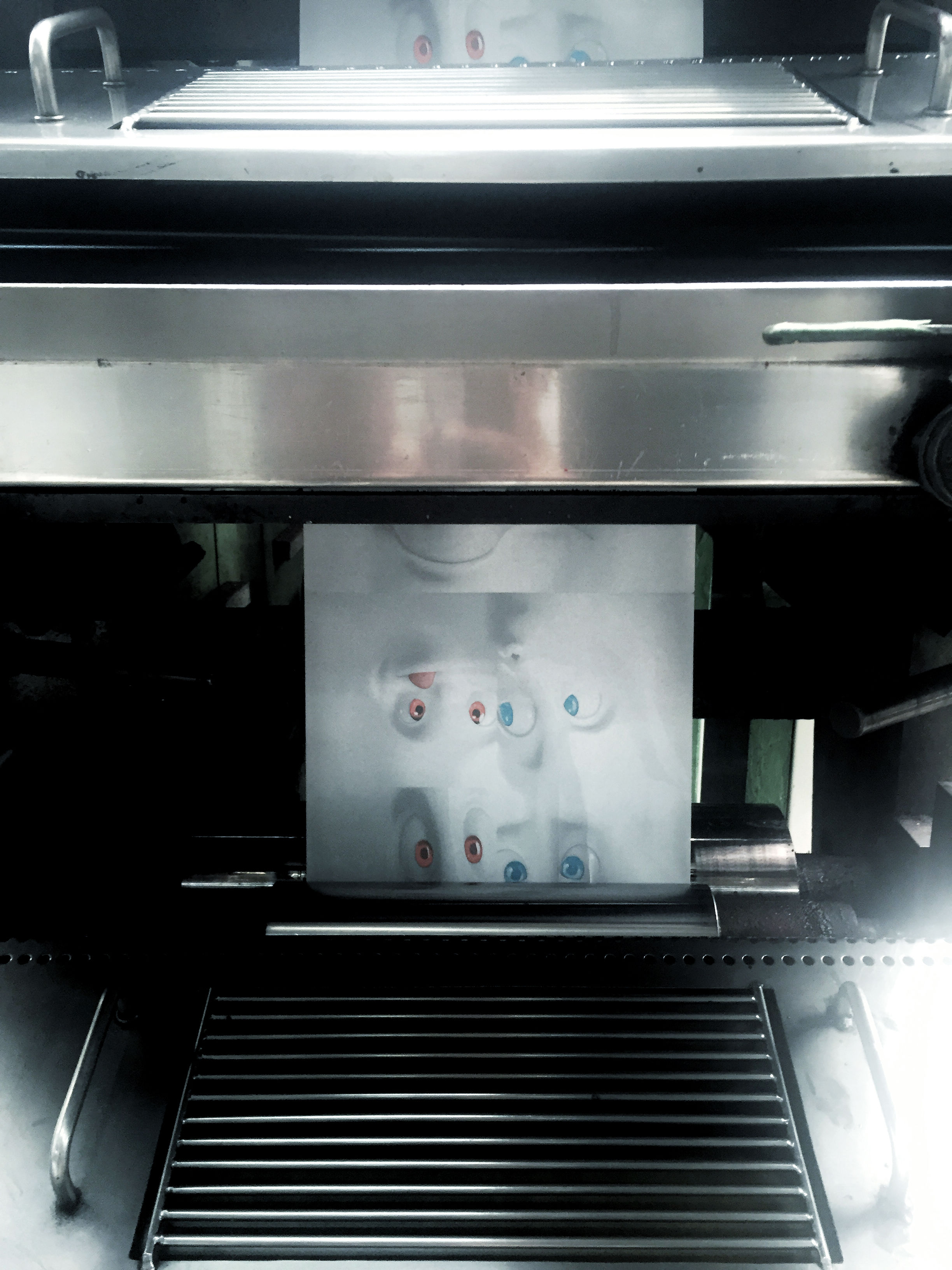  Damit auch die sechs Serviettenmotive dem hohen Qualitätsanspruch genügen, ist der Fiftyeight-Designer Peer Koch extra in die Druckerei ins Erzgebirge gereist. Das Servietten-Motiv „Gesichtsgulasch“ zeigt die porzellanfarbenen TASSEN-Produkte auf einem weißen Untergrund. „Da ist eine optimale Farbwiedergabe mit den zarten Grauwerten extrem schwer herzustellen, ohne dass es fleckig oder gar dreckig aussieht. 