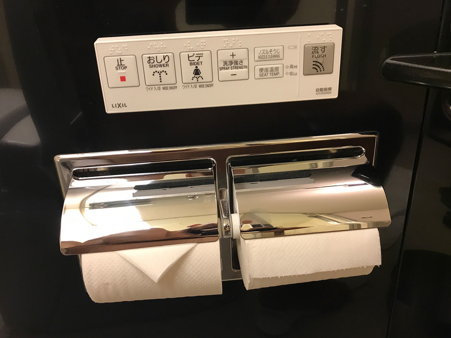  Aber haben die Japaner und Japanerinnen unsere Produkte und den Style verstanden? Ja, haben sie. Insgesamt kamen besonders die Schalen und die Vasen sehr gut an. Nur die Eierbecher müssten wir als Sakebecher umdeklarieren - Eier werden in Japan einfach nicht in Eierbechern serviert. Für den japanischen Reiswein allerdings ist die Größe genau richtig. Stichwort Größe: Unser erster Messeauftritt in Japan war einfach nur fett. Um es ein bisschen internationaler auszudrücken: Big. Sagen wir doch: Big in Japan. Mal schauen, ob die Japaner uns auch so fett finden wie wir sie. Um übertragenen Sinne natürlich. Domo Arigato Tokyo! 