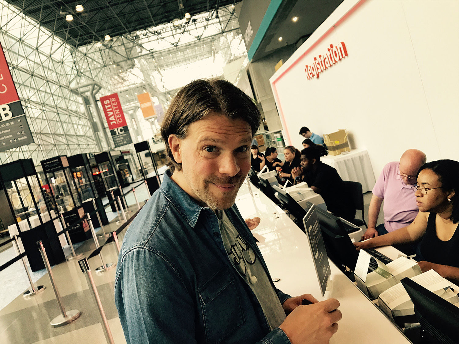  Hier ist einfach alles zwei oder auch drei Nummern größer, schriller, fetter. Diesmal war Marc zum Glück wieder gesundheitlich fit, um den Frankfurter Traum von den TALENTEN in New York in Originalbesetzung wahr werden zu lassen. Auf der Messe NY NOW vom 19.-23. August 2017 zeigten mehr als 2.400 Aussteller, was sie in Sachen Wohnen, Lifestyle und Kunsthandwerk auf dem Kasten haben. Diejenigen, die unseren Stand gefunden haben, fanden vor allem unsere TALENT-Serie einfach nur „A-m-a-z-i-n-g“. 