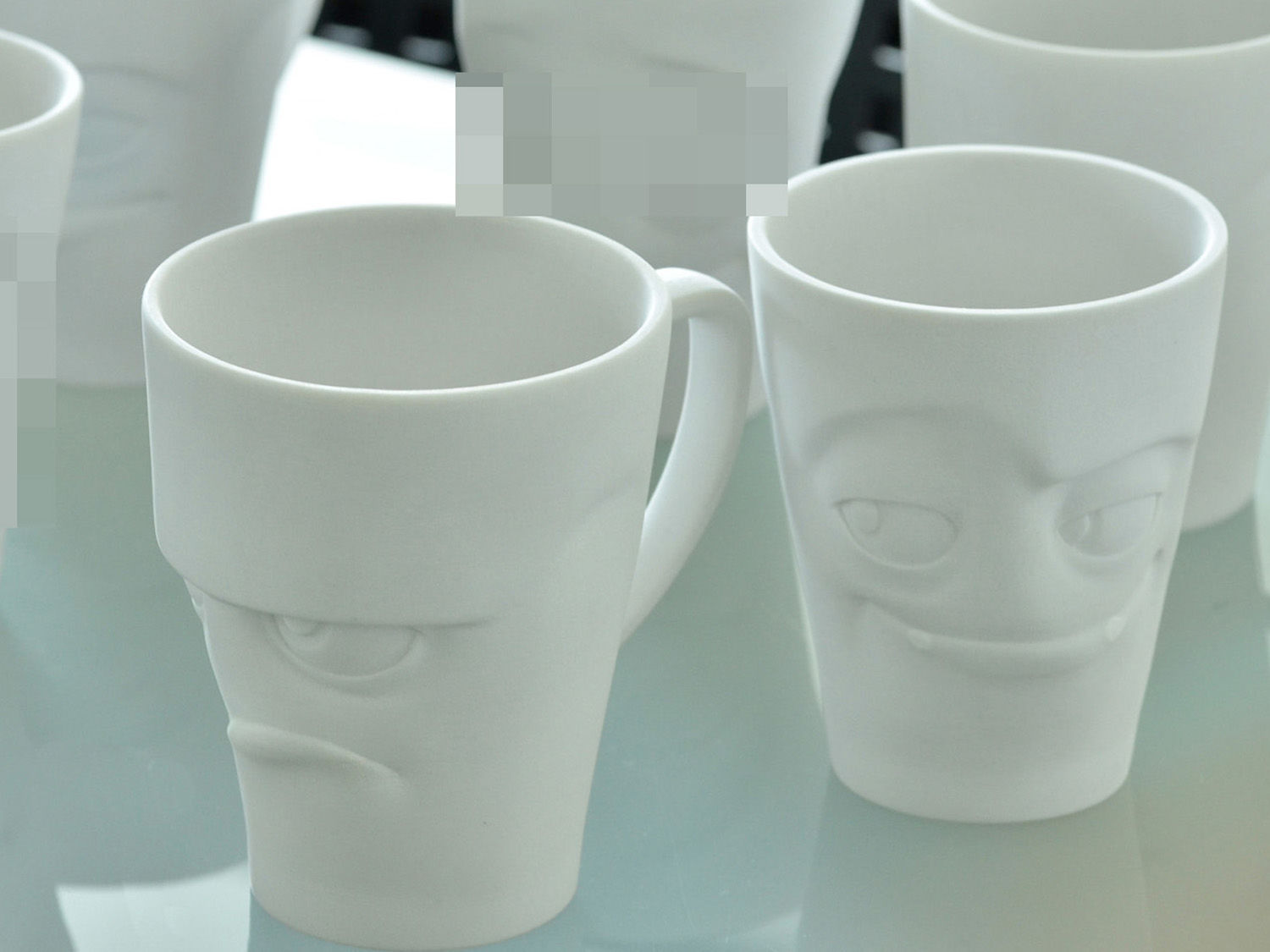  Insgesamt ist der Charakter der Becher sehr markant. Wie kam die Ästhetik der Becher zustande, die ja um einiges expressiver ist als die Schalen? ??????? Wie schon erwähnt wollte ich einen Gegenpol zu den bisherigen Tassen schaffen. So etwas wie eine andere Spezies in dem gleichen Universum. Das Gemeinsame sind die Bögen im Porzellan, sowie das Material selbst. Somit werden wir coole Witze mit den neuen Mugs erzählen können und auch einen Grundstein legen, den Humor weiter zu entwickeln und andere Facetten zu schaffen. Was meinst du sagen die Leute, wenn man mit so einer Tasse zum Bäcker oder ins Café geht und sie sich vollschenken lässt? Das sorgt bestimmt für Gespräche… Auf jeden Fall! Generell glaube ich ja, dass unsere Porzellanprodukte immer ein Kommunikationsstartpunkt sein können. Schließlich ist das der Kern unseres Porzellans: Leute zusammenzubringen! Miteinander zu kommunizieren und die Leute im besten Fall zum lachen oder schmunzeln zu bringen. 