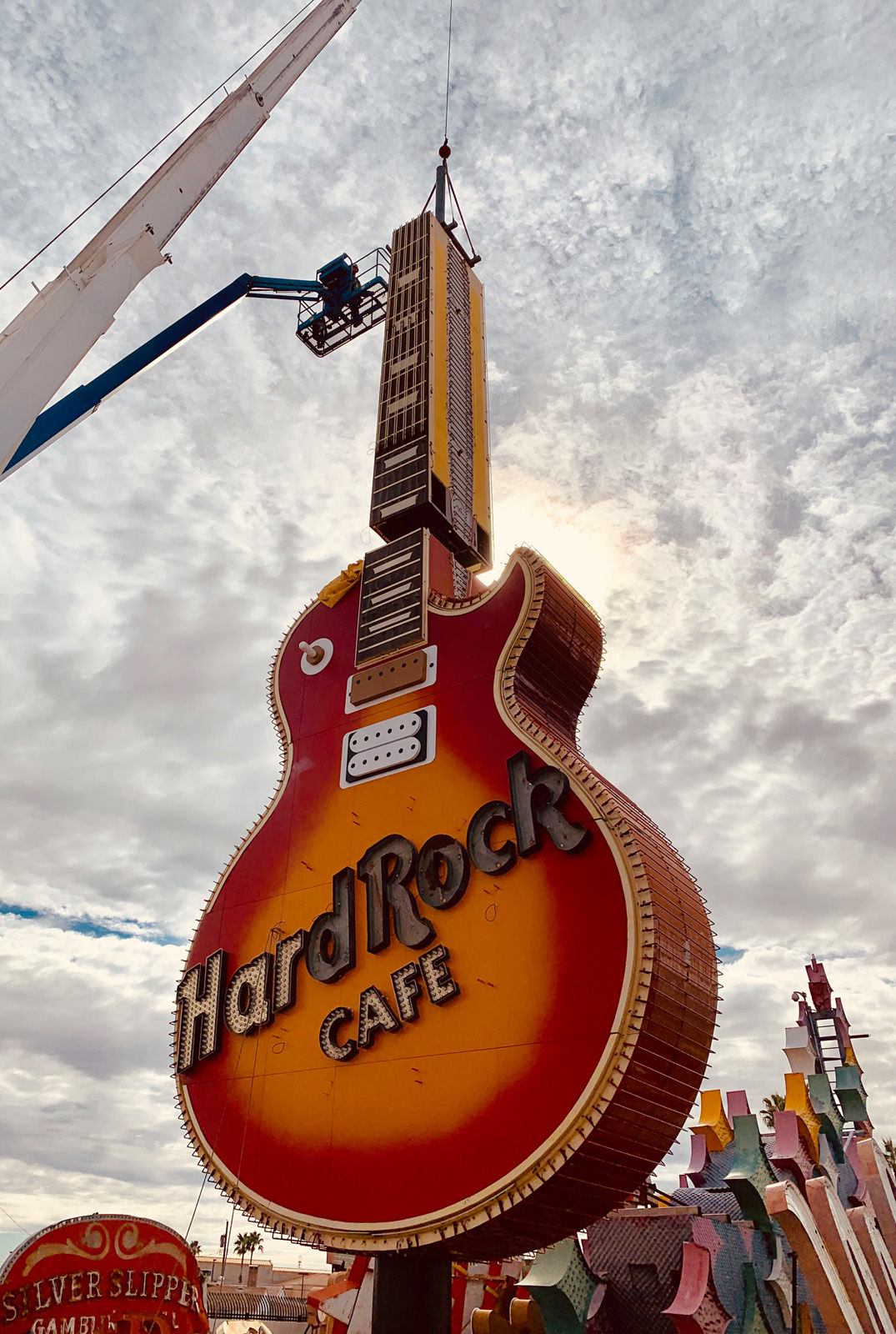 Glückspiel ist ja gar nicht unser Ding. Entertainment schon eher, aber auch deshalb waren wir nicht dort. Obwohl die bunte Glitzerwelt der Wüstenstadt in Nevada irgendwie auch zu uns passt. Zumindest der Teil davon, der den Menschen Spass und Freude bereitet. Der Grund unseres Besuches war die Messe Las Vegas Market, übrigens schon das zweite mal. Der Markt in den USA entwickelt sich gerade sehr gut und deshalb sind wir auch auf den für uns wichtigsten Messen – neben Las Vegas sind das New York, Atlanta und Chicago – mit einem Messestand vertreten.