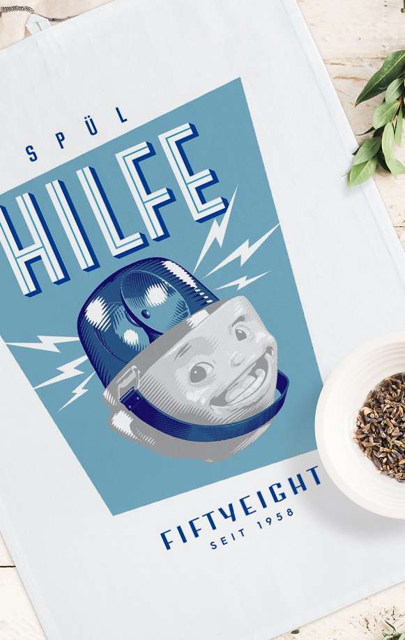  Aber zurück zur Geschichte. Die könnte so erzählt werden: Vor einiger Zeit haben wir uns mit Geschirrtüchern auseinandergesetzt. Bei den zahlreichen Versuchen, unser gutes Porzellan auf ein Baumwolltuch zu pressen, gab es allerdings reichlich Scherben und – weil das auch sehr viel Energie freigesetzt hat – einen Riss im Raum-Zeitgefüge mit einem Wurmloch, also einem Tunnel zwischen zwei Parallel-Universen in einem Multiversum. ​​​​​​​Zufällig hat sich für uns das Parallel-Universum geöffnet in dem unsere Company schon 1958 gegründet wurde und – Ihr wisst was jetzt kommt – die VINTAGE EDITION natürlich zum Produktsortiment gehörte. 