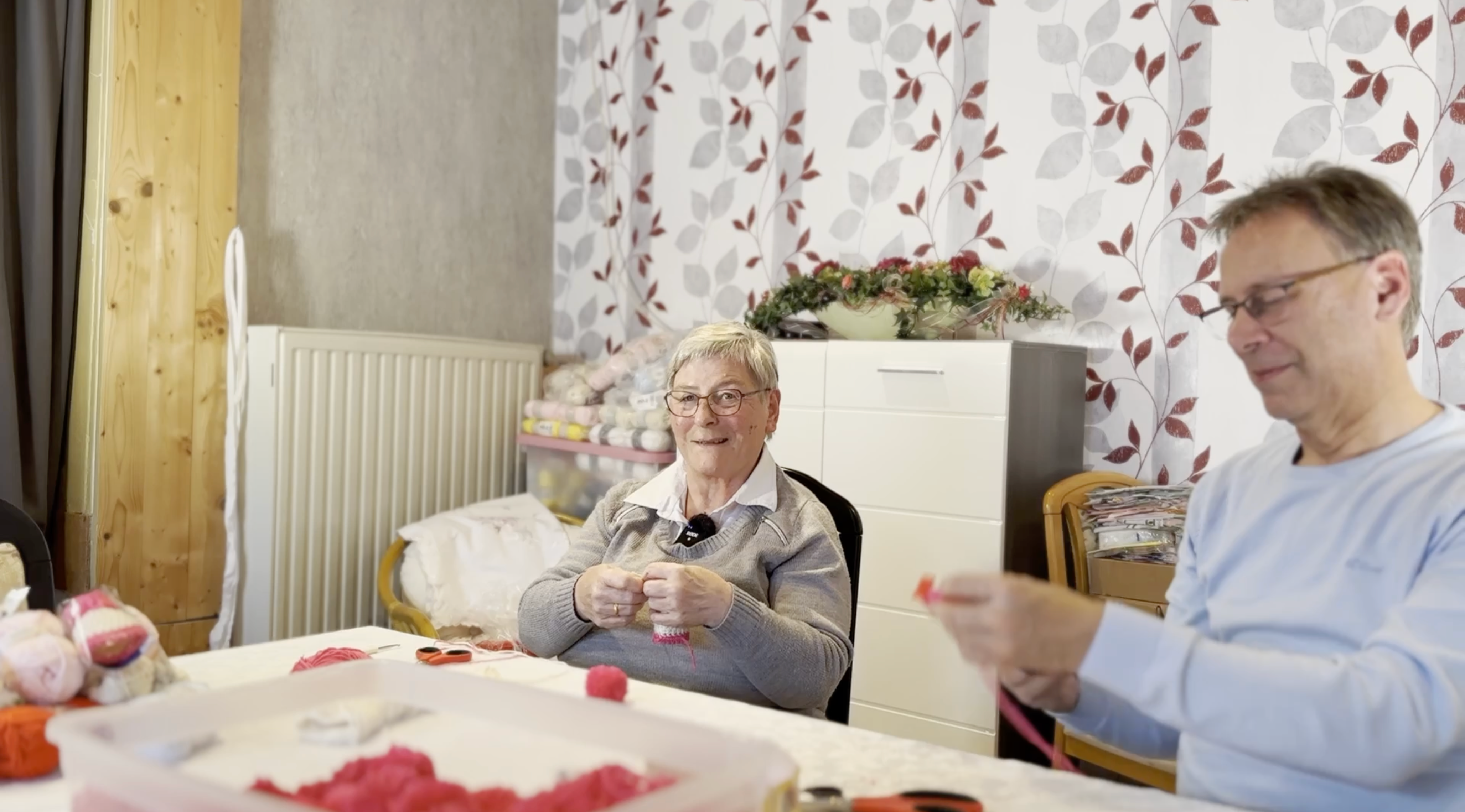 Ganz im Gegenteil, die Herstellung unserer Mützchen ist eine höchst familiäre und persönliche Sache. Unser Motto „mit Liebe gemacht“ ist dabei fast noch eine Untertreibung. Christa und Harald, zuhause in Schönwald im beschaulichen Frankenland, häkeln schon von Beginn an alle unsere Mützchen. Ausgestattet mit wahrlich meisterhaften Häkelkünsten und nie zu Neige gehenden Vorräten der guten myboshi-Wolle aus Christa´s Wollstube,. Fragt man Christa, wie lange sie denn schon ihrer Lieblingsbeschäftigung nachgeht, erfährt man staunend, dass sie bereits als kleines Mädchen häkeln konnte, bevor sie das Schreiben und Lesen lernte.