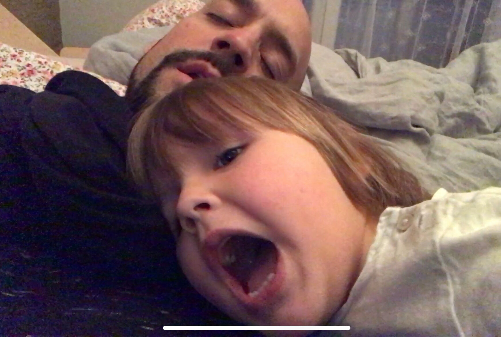  Inspiration findet überall statt. So kam es auch dazu, dass unsere Kinder mit ihrem Gebrabbel auch gerne mal die Dinge verdrehen, wenn man zufällig mal eine Aufnahme macht. Daraus entstanden echte Originaltöne wie in "Nachwuchs" oder "Oh Kannenbaum". Perlen aus dem echten Leben. 