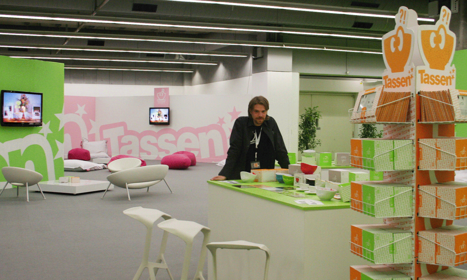  Marketing gehört ebenfalls in das Kapitel Herausforderungen. Nicht das Thema an sich, denn für ein Animationsstudio muss ja auch Marketing gemacht werden. Für eigene Produkte im Handel ist das aber eine komplett andere Veranstaltung. Mit 20.000 Schalen auf Lager muss man sich schnell reinknien. Da liegen sofort die Themen Vertrieb, Logistik, Kommunikation und Messen auf dem Tisch. Was für uns damals hieß: Machen und sehen wie's läuft (oder auch nicht läuft). 