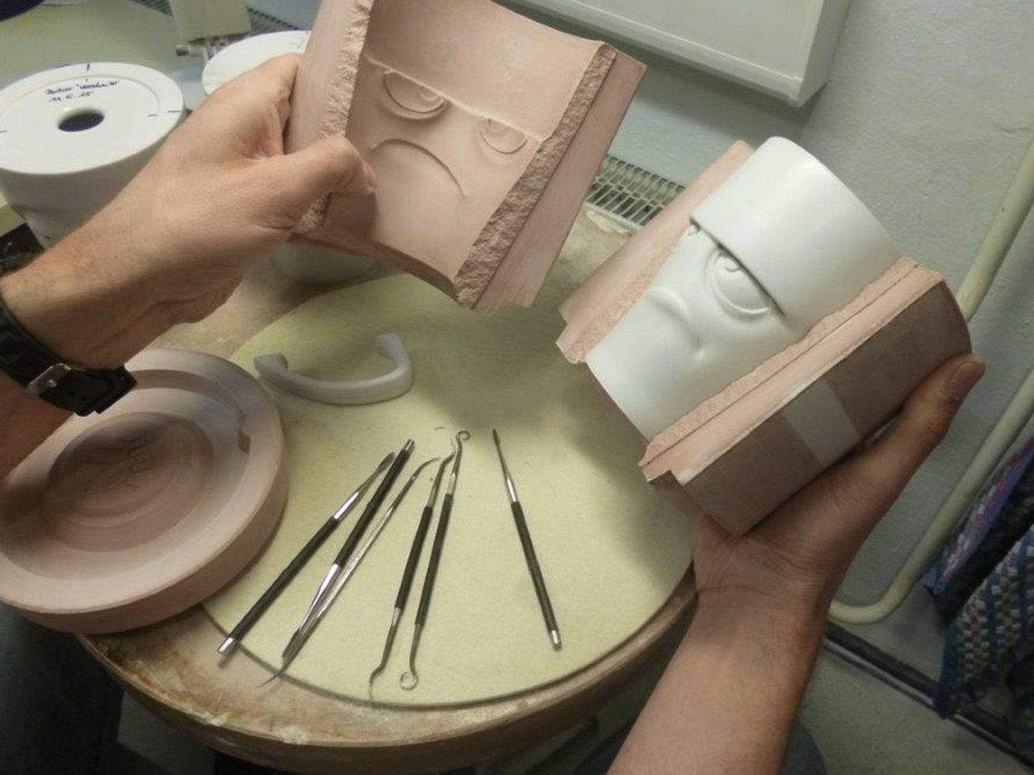 Das grummelige Design war eben auch dem Schema entgegengesetzt, es müsse immer „süß, nett und niedlich“ sein. Letztlich sind ja Vielfältigkeit und Unterschiedlichkeit auch einfach interessanter. Und als du dann die Skizzen hattest, kam das 3D-Rendering Modelling als dreidimensionales Computermodell ins Spiel?