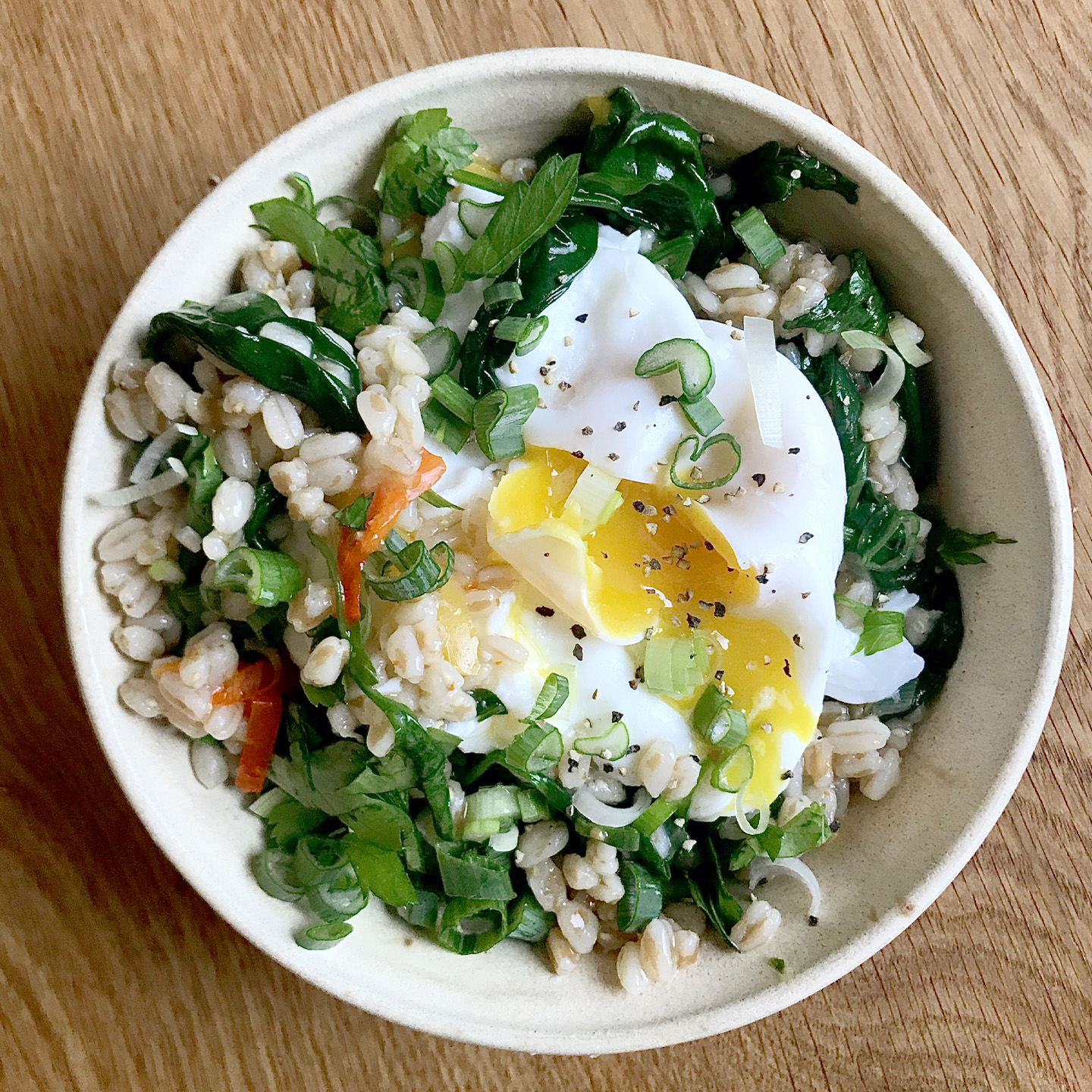  Seit vergangenem Sommer kocht Canari einmal in der Woche für das Team, und wir freuen uns jedes Mal darüber, als wären wir Kinder und Mutti kocht. Und das, obwohl Mutti jünger ist als wir :) Wir wissen die Mischung aus gesundem, leckerem Essen sehr zu schätzen, um danach satt und vitalisiert zurück an den Rechner zu gleiten! Leider sind auch wir seit Mitte März wegen Corona im Büro dezentral aufgestellt, und unser geselliges Zusammensein mit Canaris Essen ist erstmal auf unbestimmte Zeit verschoben.  Da uns aber das WIR-Gefühl so am Herzen liegt, möchten wir es gerade in Zeiten wie diesen aufrecht erhalten und ganz nebenbei dazu inspirieren, Eurem Bauchgefühl zu lauschen. 