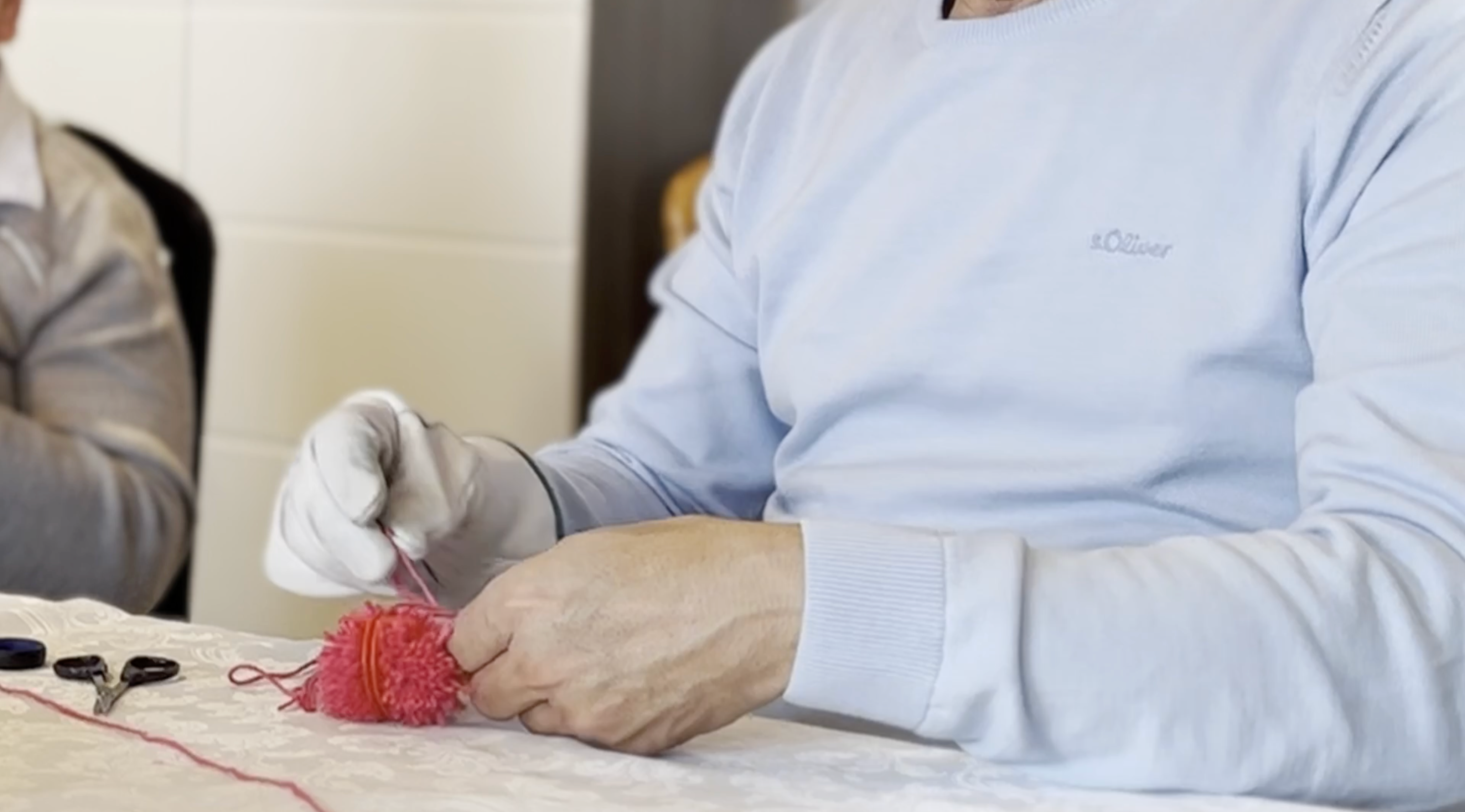  Eine Passion, die jede einzelne Mütze beseelt und zu etwas ganz Besonderem macht. Die Tatsache, dass wir never ever jemals eine Reklamation bei den Mützchen hatten, ist dabei im wahrsten Sinne des Wortes das Sahnehäubchen auf unserer langjährigen Zusammenarbeit mit den beiden. Wie es allerdings zur Arbeitsteilung kam, Christa macht die Mützchen, Harald die Bommeln, bleibt ein Geheimnis. 