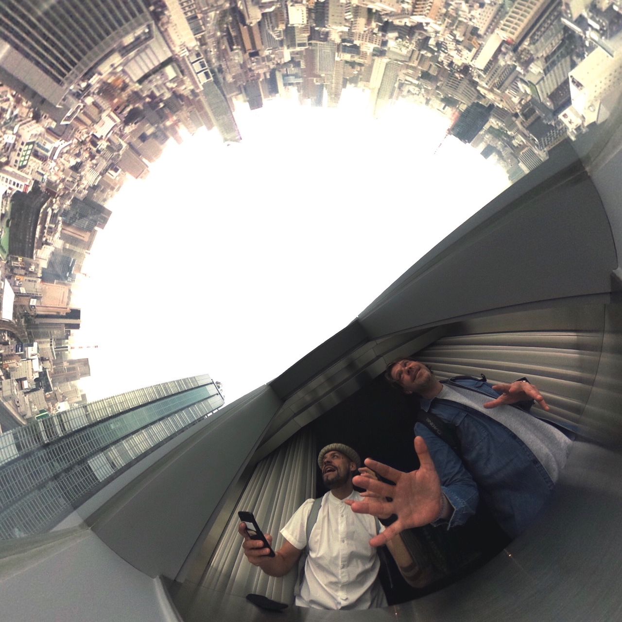  Genauso soll das deutsch-japanische Vertriebstalent Ken Jungnickel den Verkauf der TALENT-Tassen in Japan in die Höhe schießen lassen. Ken wurde vom Fiftyeight-Vertrauten Jun letztes Jahr auf der Messe in Tokyo aufgetan. Zusammen mit Max konnte diesmal auch Marc ein Jahr nach der Messe-Premiere in Japan endlich wieder den Duft seiner alten Liebe Tokyo schnuppern. Die beiden M & Ms haben in Ken den perfekten Vertreter der herzlichen japanischen Gastfreundschaft gefunden. Höhepunkt war für die Fiftyeightler eine Einladung zu Ken und seiner Familie nach Hause in „Zushi“, eine Kleinstadt am Meer, eine Stunde entfernt vom Trubel Tokyos. An diesem Abend hatte sich das ganze Örtchen zu einem Gruppen-Picknick am Strand getroffen, um bei japanischen Köstlichkeiten ein einstündiges(!) Feuerwerk der Superlative zu genießen. 